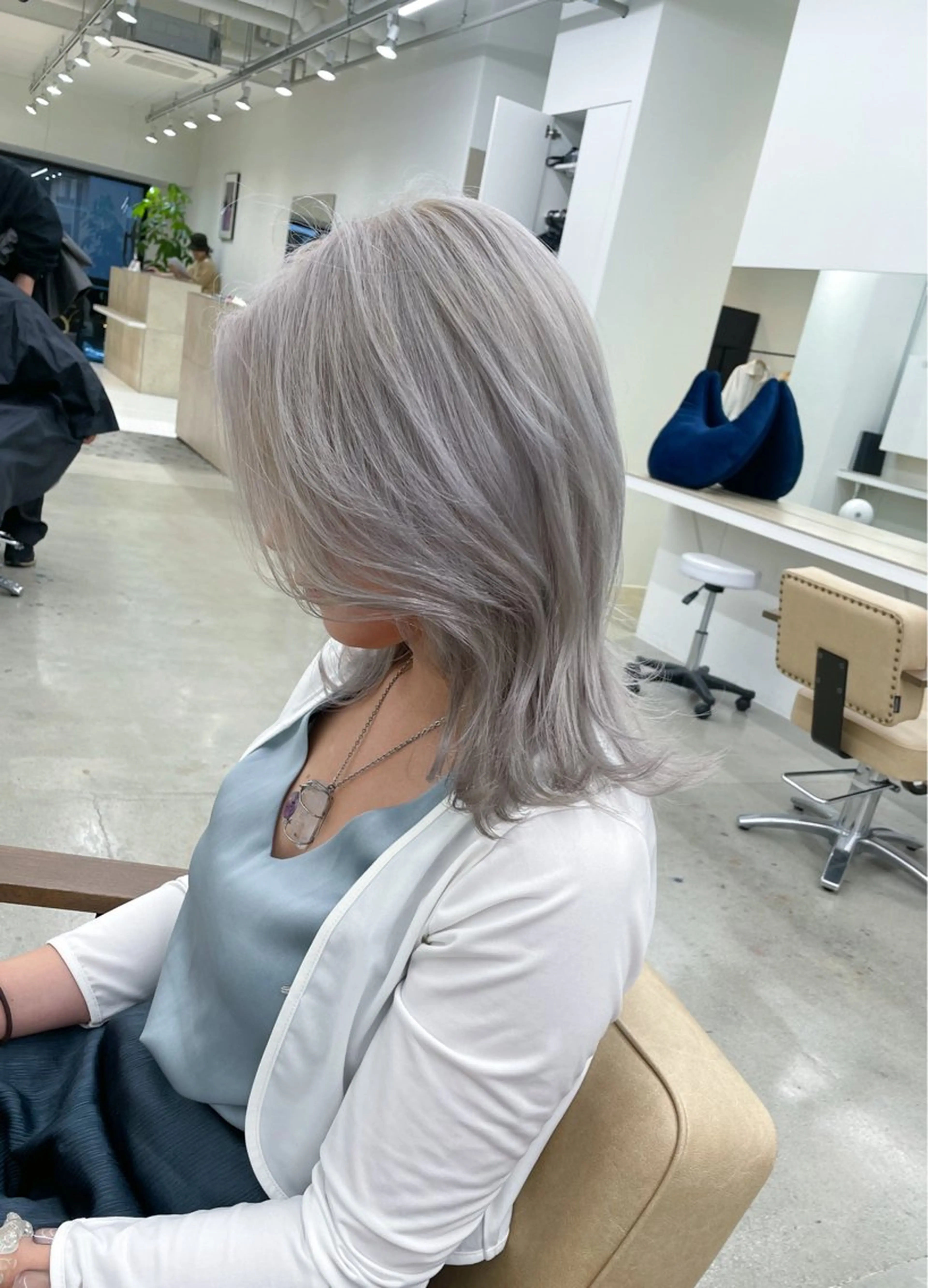 ミディアム カラー ブリーチ ケアブリーチ ハイトーンカラー シルバー ホワイトシルバー ヘアカラー トリートメント ハイトーン/レイヤー /ケアブリーチ石川治のヘアスタイル