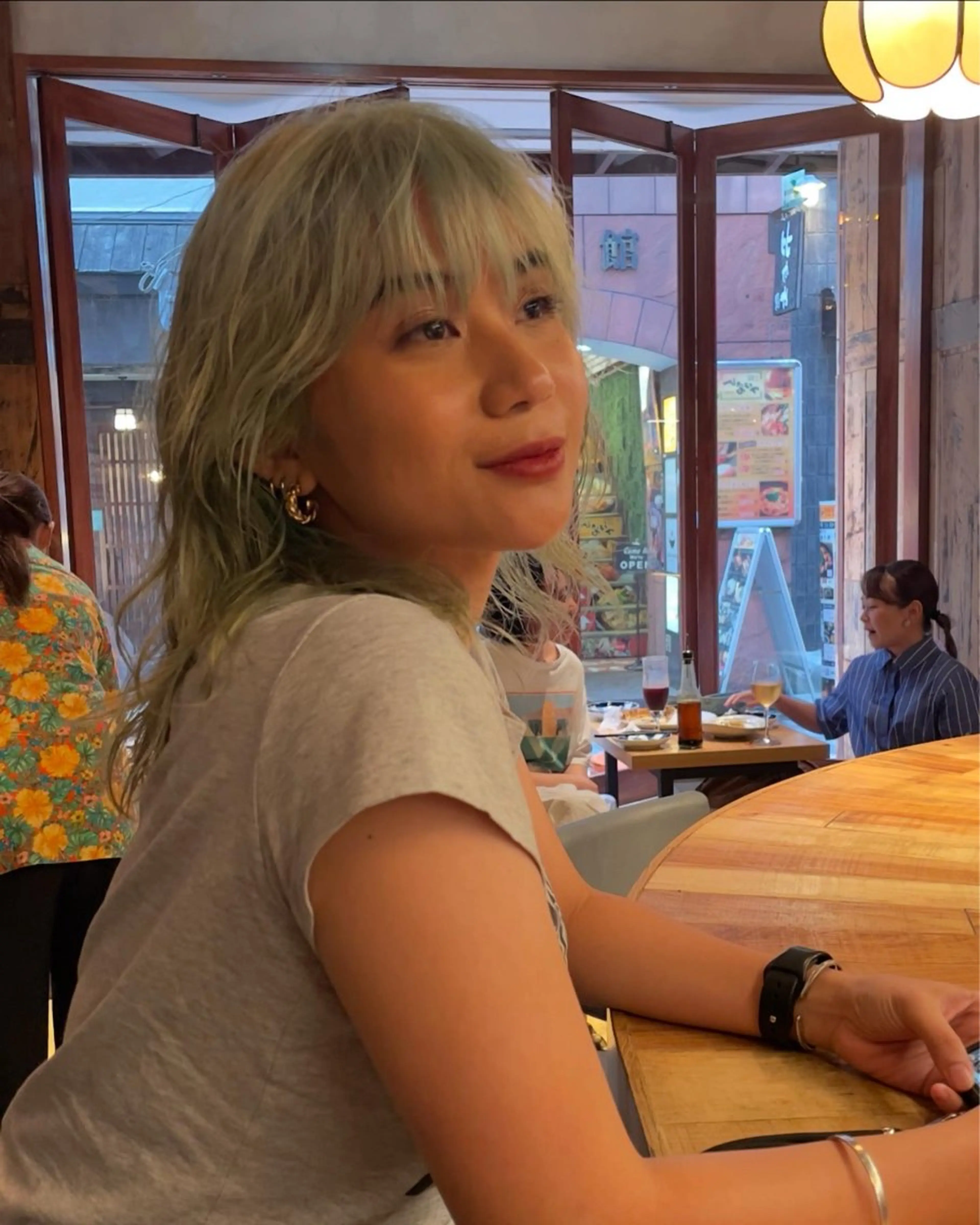 カラー 都築 菜美のヘアスタイル