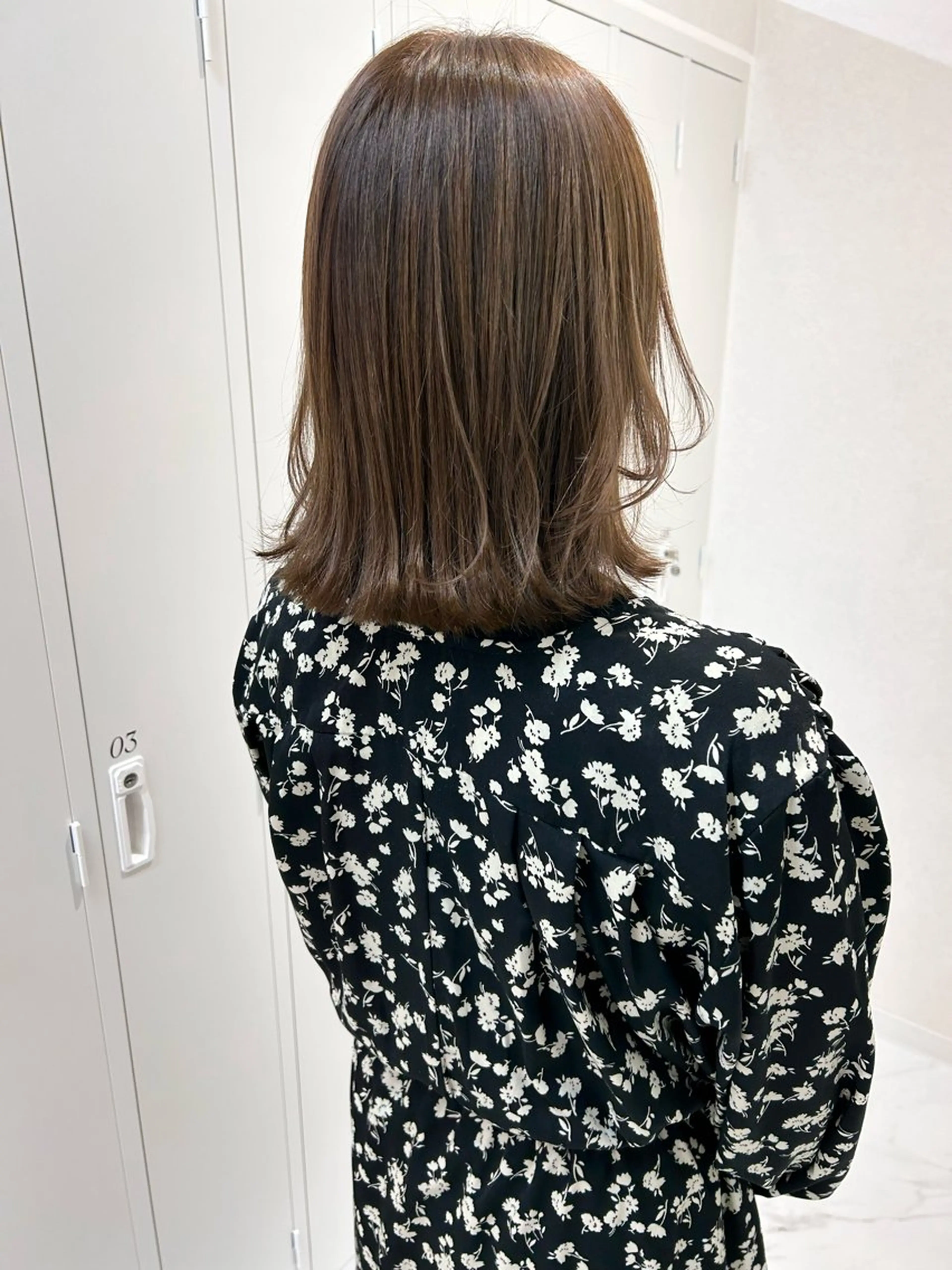 ミディアム カラー ボブレイヤー ベージュカラー ハイライトカラー ボブ 顔まわりレイヤー カット ヘアカラー トリートメント Saori / さおりのヘアスタイル