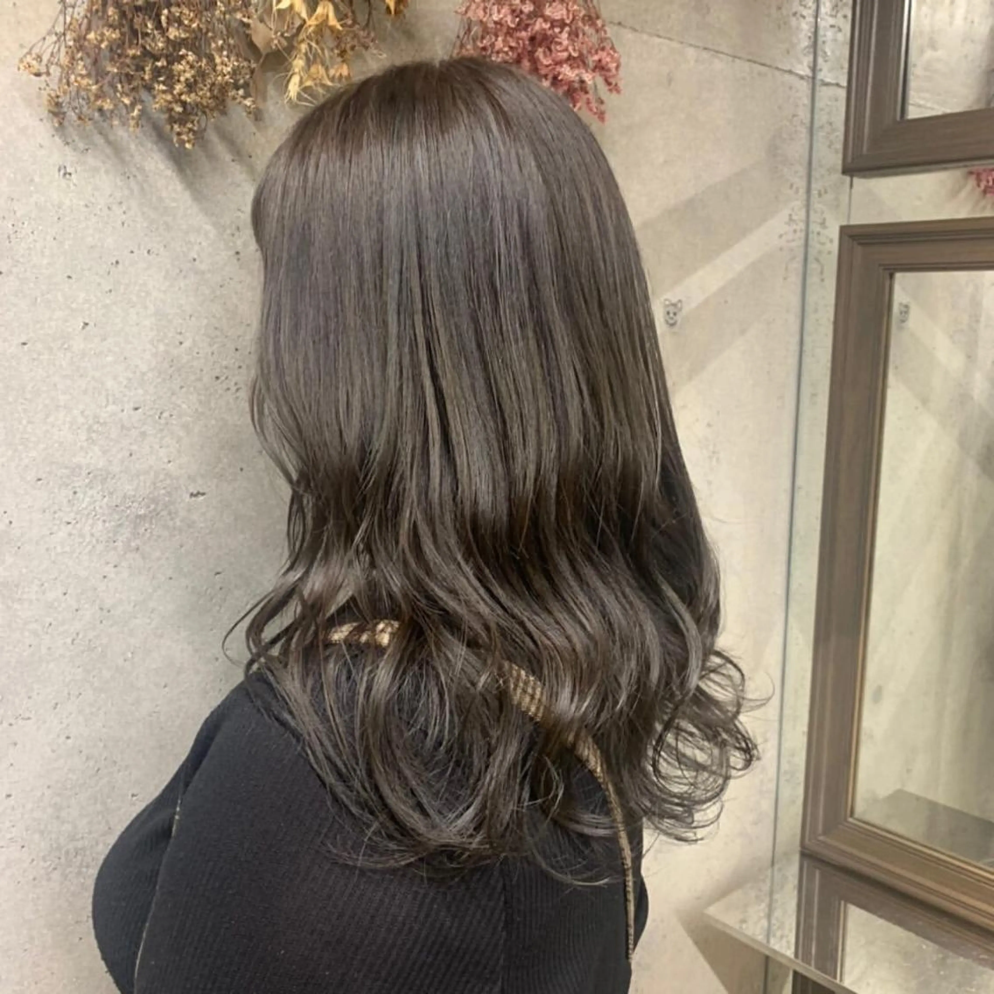 ロング カラー グレージュ ハイライトカラー オリーブグレージュ オリーブグレー ハイライト ヘアカラー wakana 【ブリーチカラー】のヘアスタイル