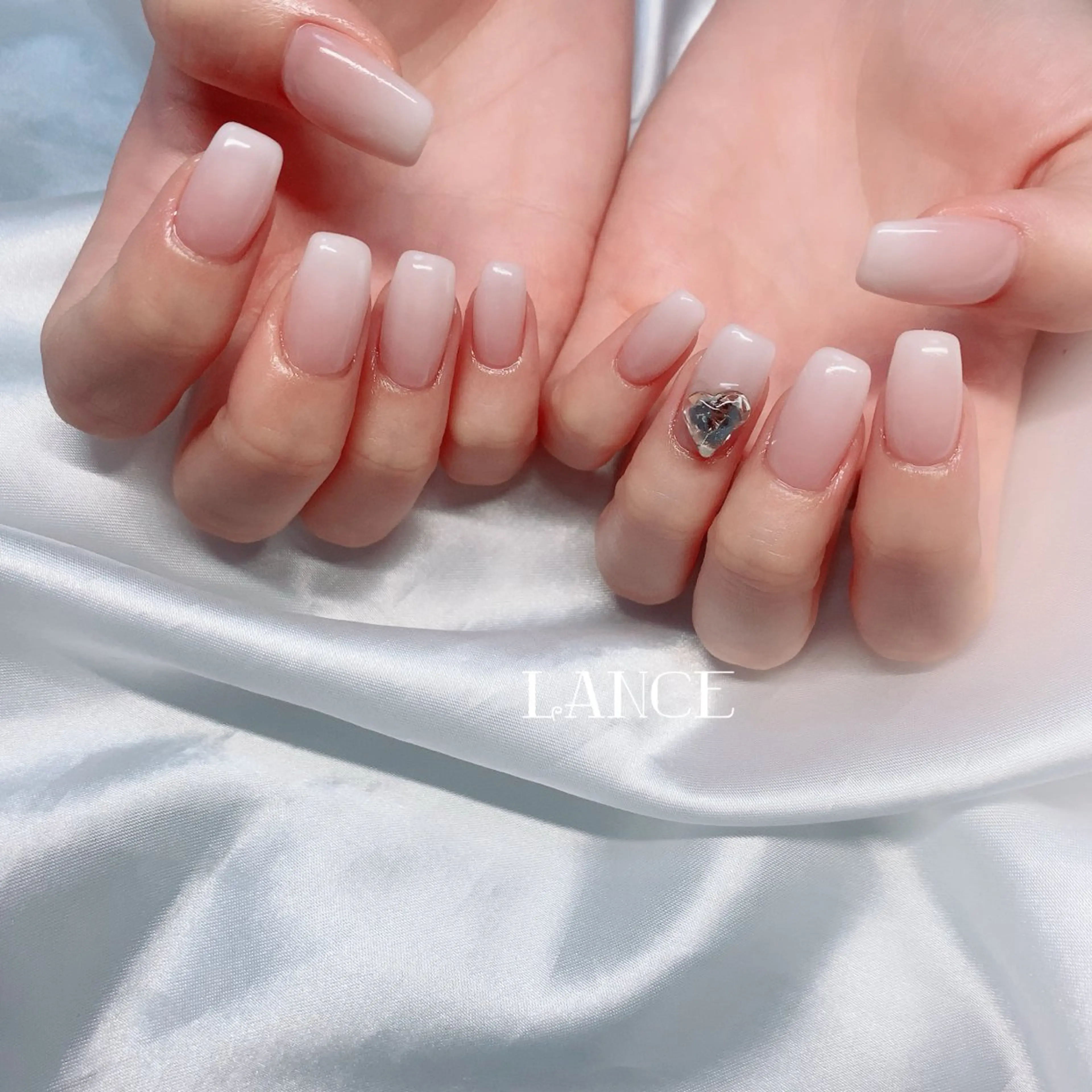 ネイル オーロラネイル フレンチネイル グラデーション キラキラネイル 韓国ネイル ハンドネイル Lance nailのネイルデザイン