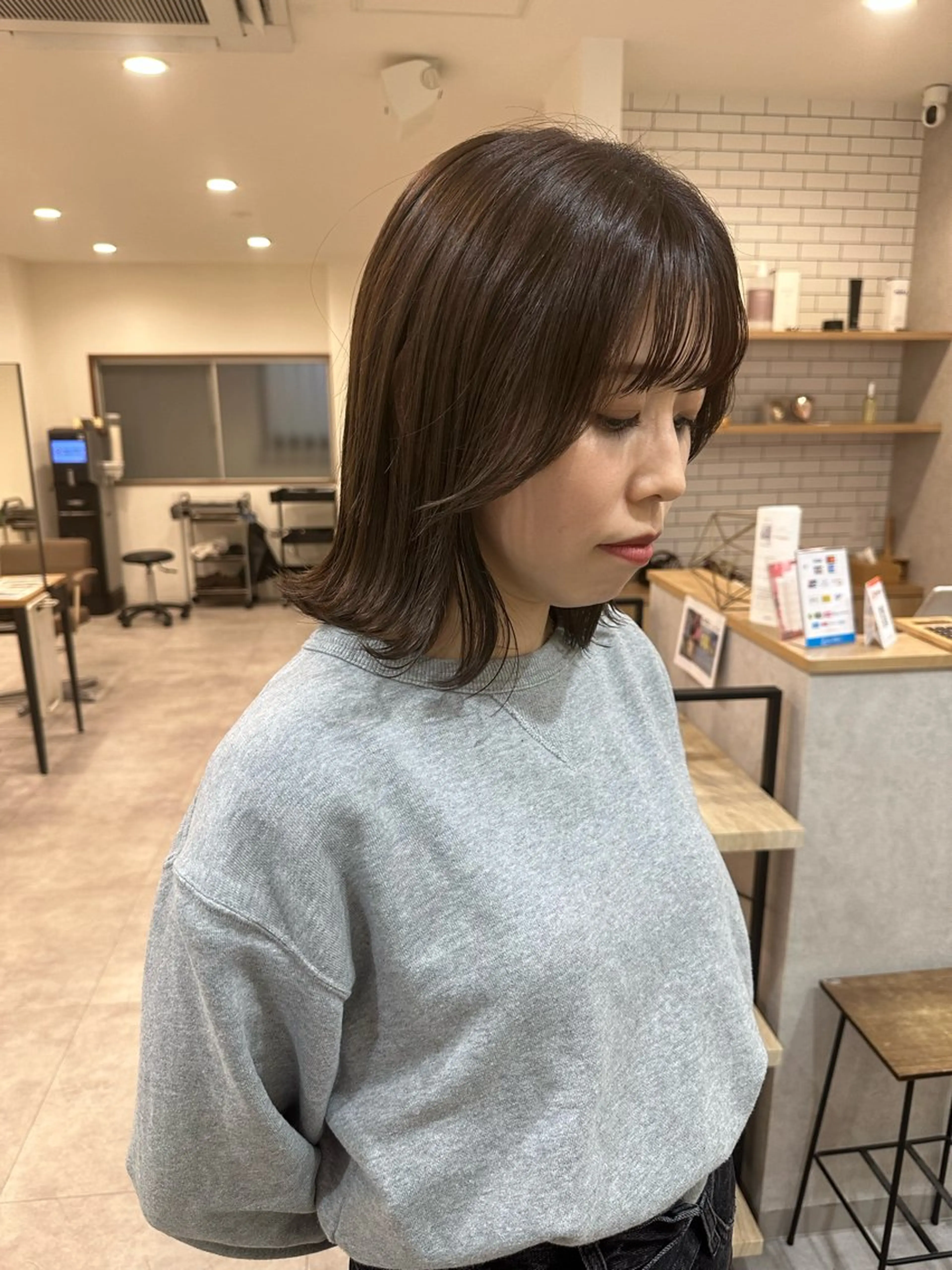 ミディアム カラー ハイライトカラー ボブ 顔まわりレイヤー ハッシュカット ハイレイヤー カット ヘアカラー 白髪ぼかしハイライト レイヤー川口　元気のヘアスタイル