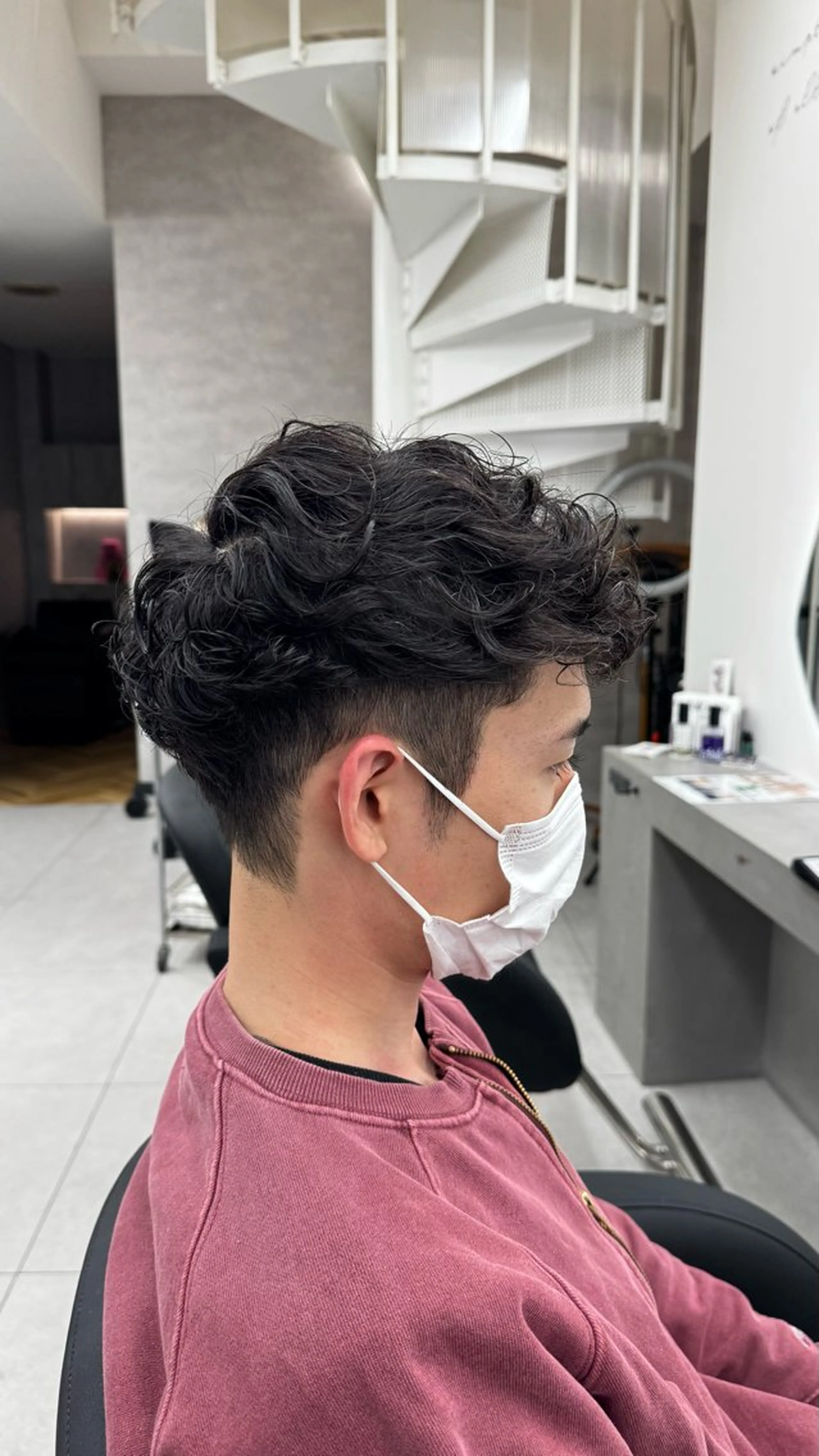 ミディアム カット パーマ トリートメント シャドウ/波巻き /フェザー/郷田悠太のヘアスタイル