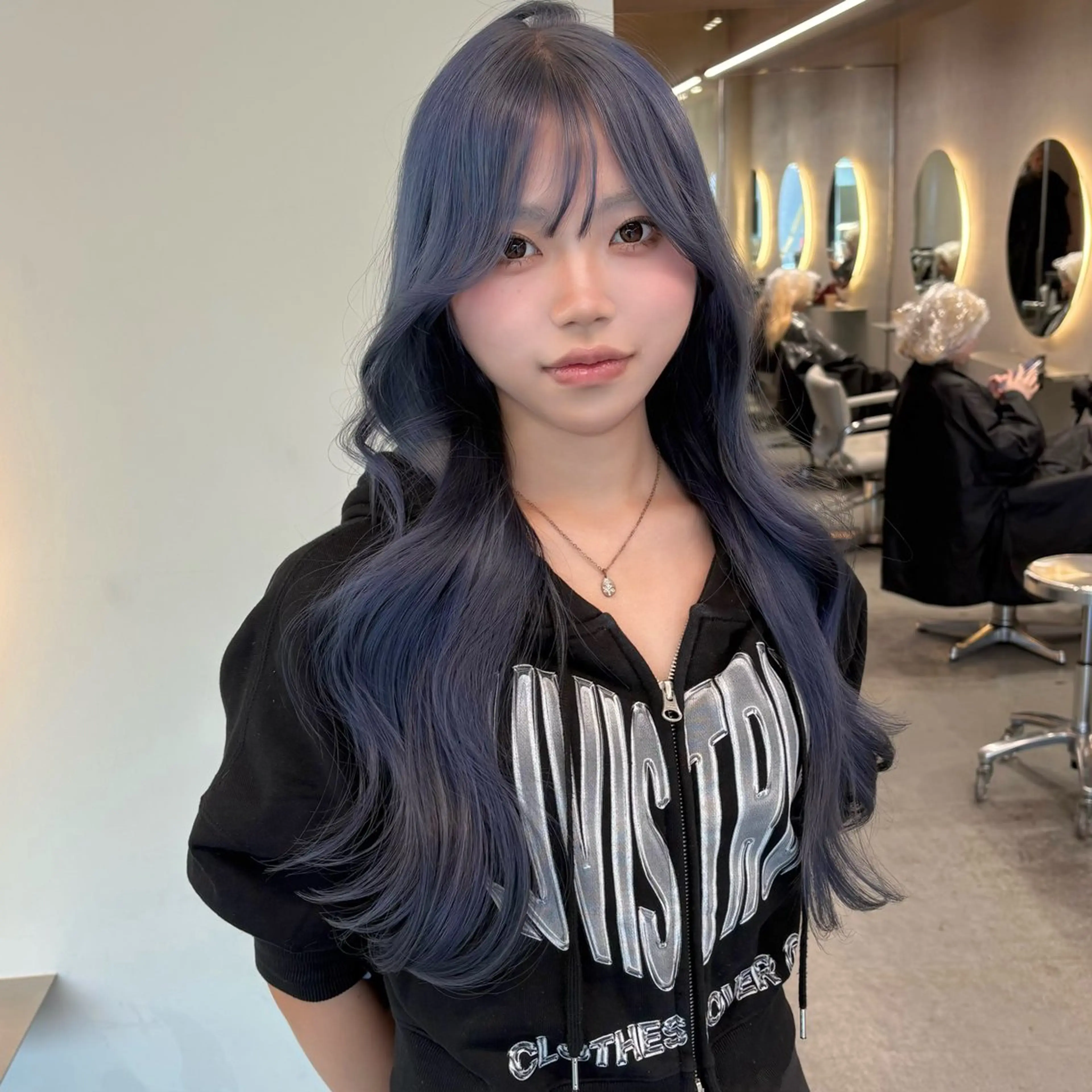 ロング カラー ブリーチ ブルーカラー ブルーグレー 透明感カラー うるツヤハイトーン/ レイヤー⟡mayuのヘアスタイル