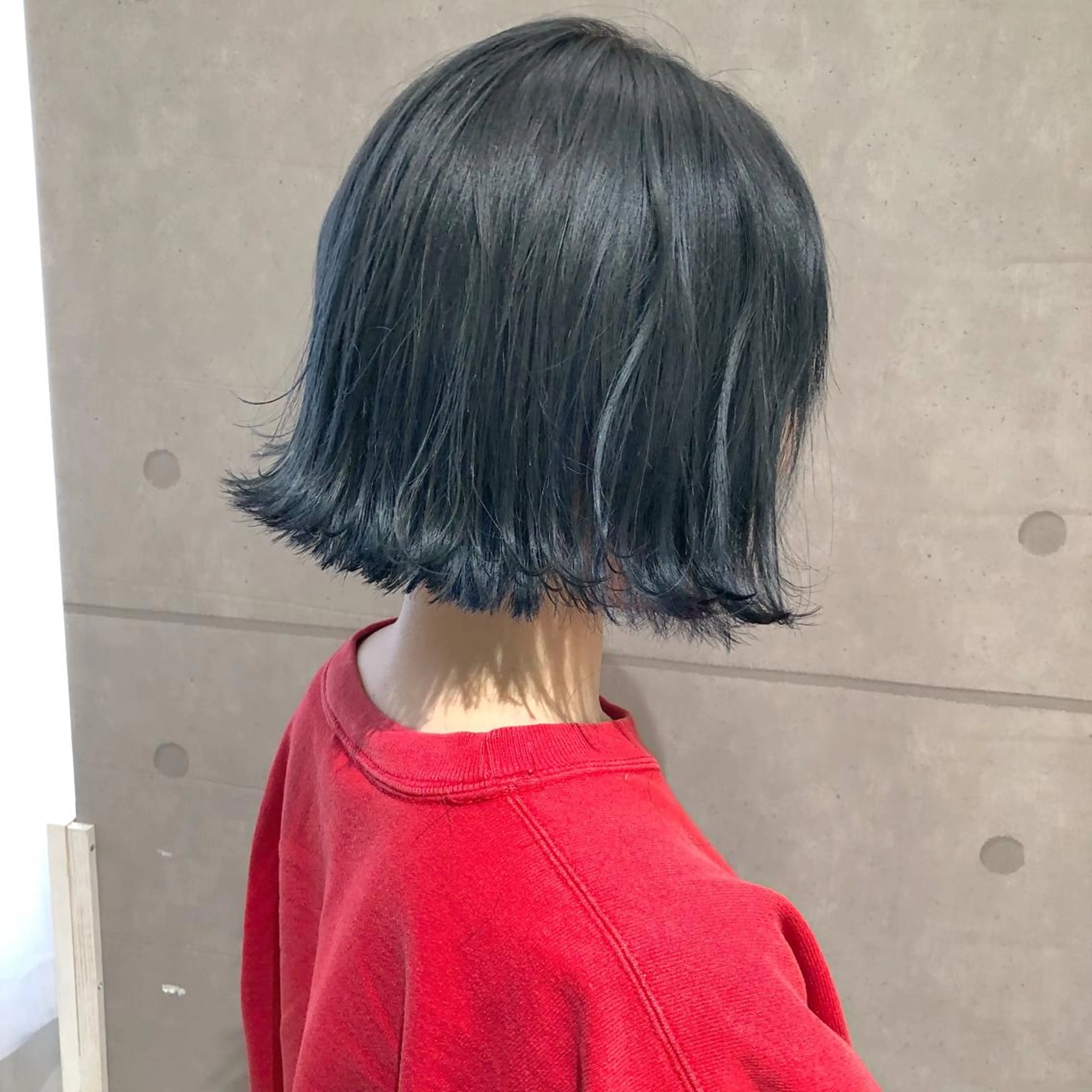 ショート カラー パーマ ヘアアレンジ 切りっぱなしボブ ブルーカラー ボブ カット ヘアカラー ハイトーン特化🤍 浦住のヘアスタイル