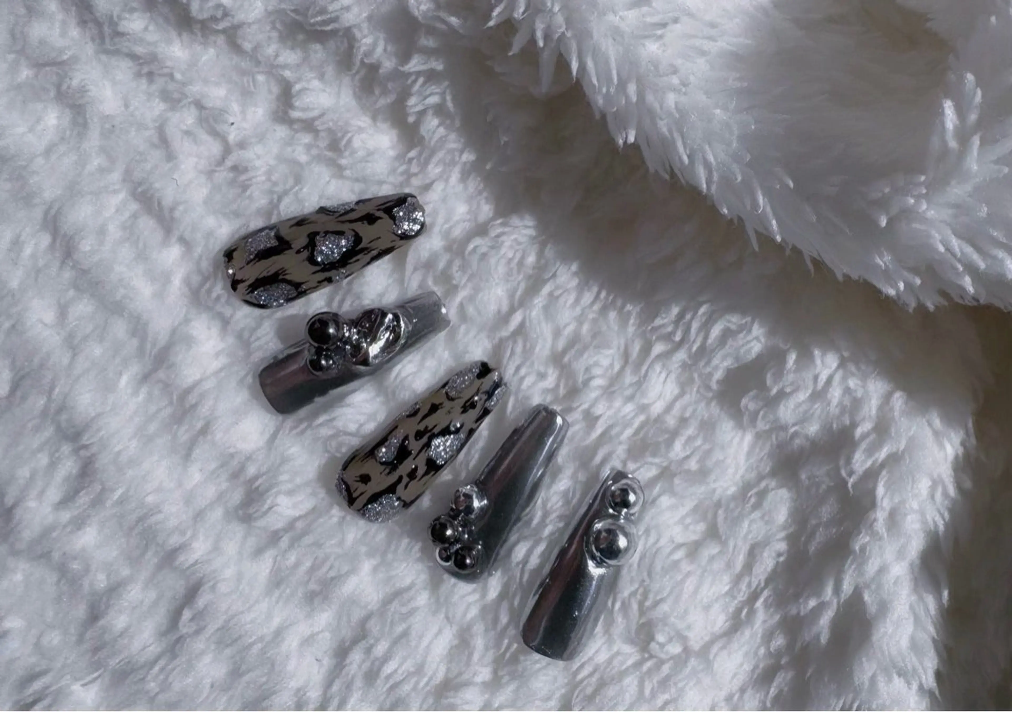 ネイル アニマル柄 ミラーネイル シルバー Aisol nail salonのネイルデザイン