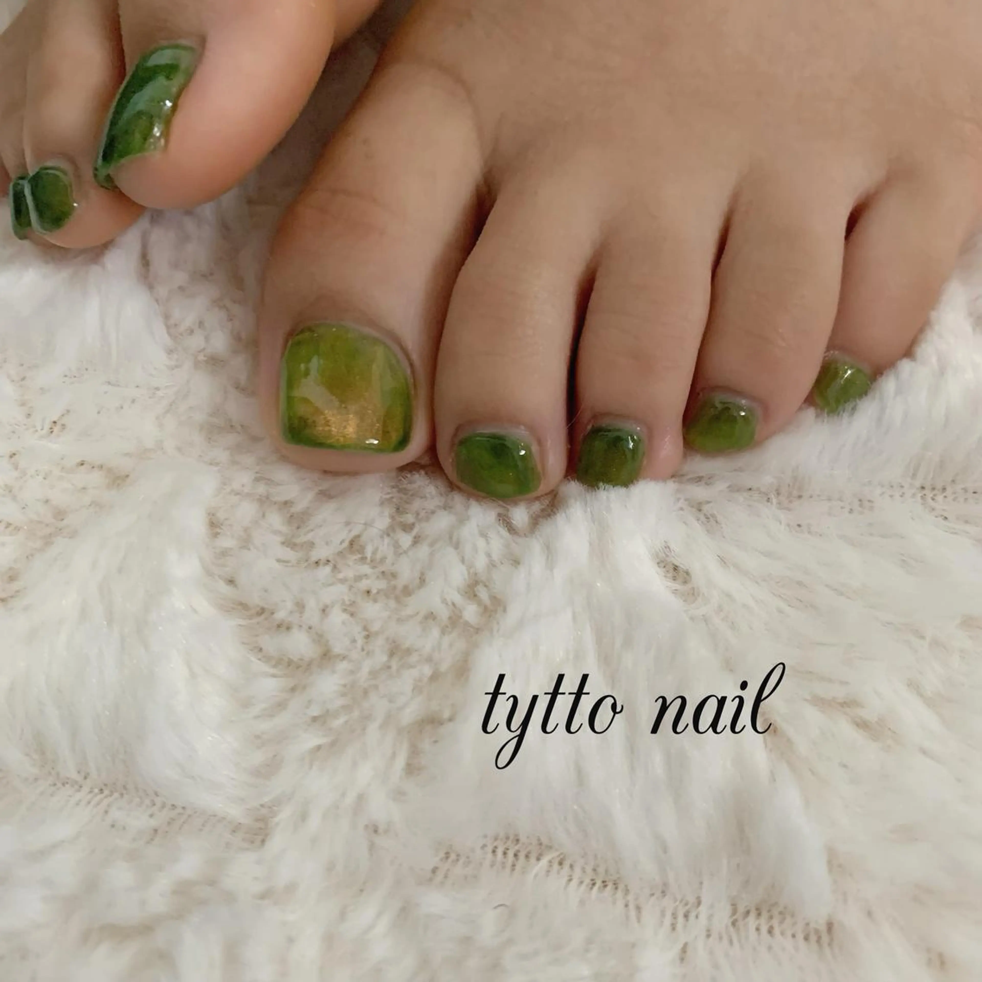 ネイル フットネイル グリーン マグネットネイル ワンカラーネイル 夏ネイル tytto nail ❤︎‪‪eri‪‪のネイルデザイン