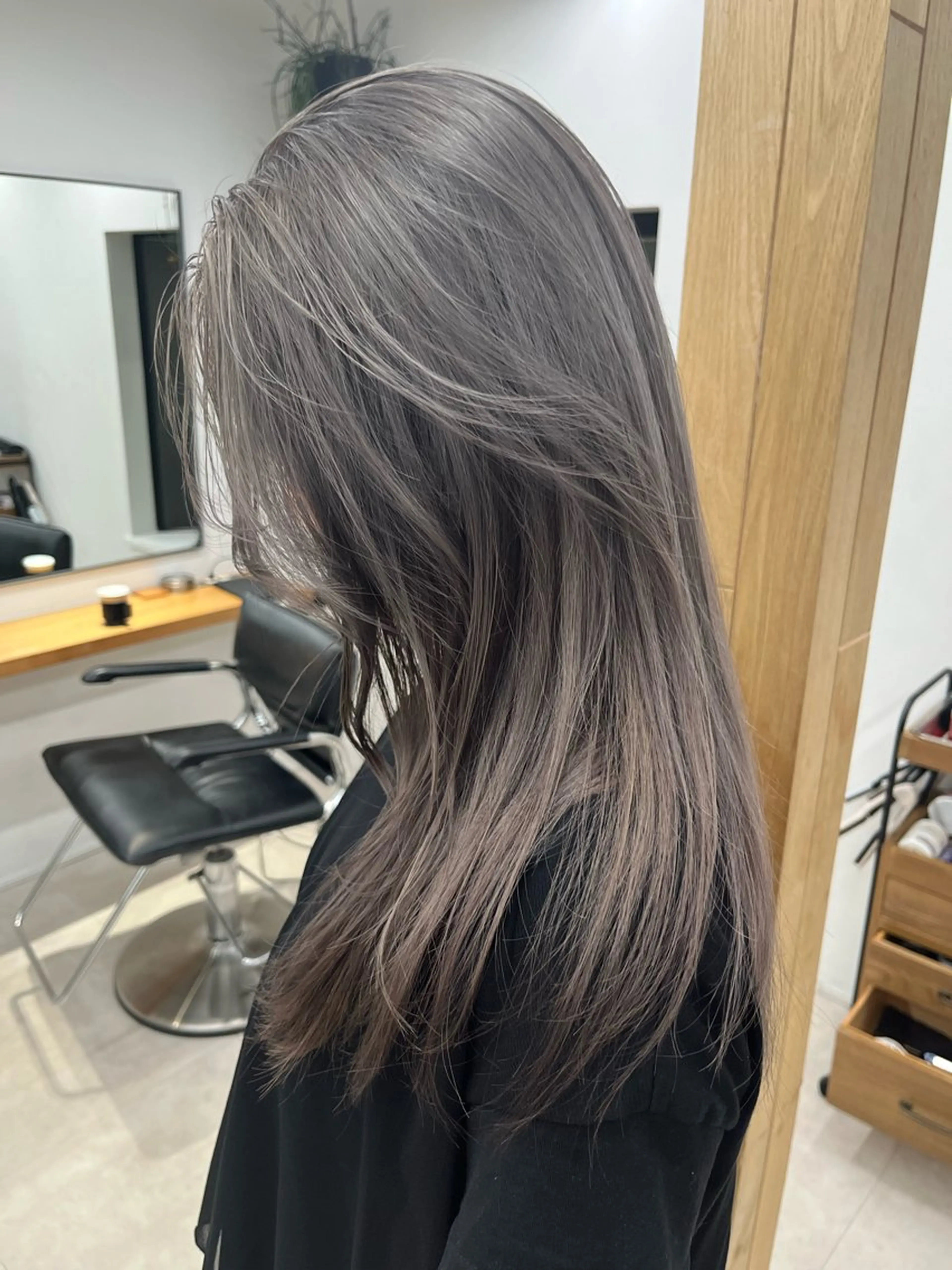 セミロング カラー ブリーチ ダブルカラー グレージュ ハイトーンカラー シルバー ブリーチなしWカラー /赤み消し/トモキのヘアスタイル