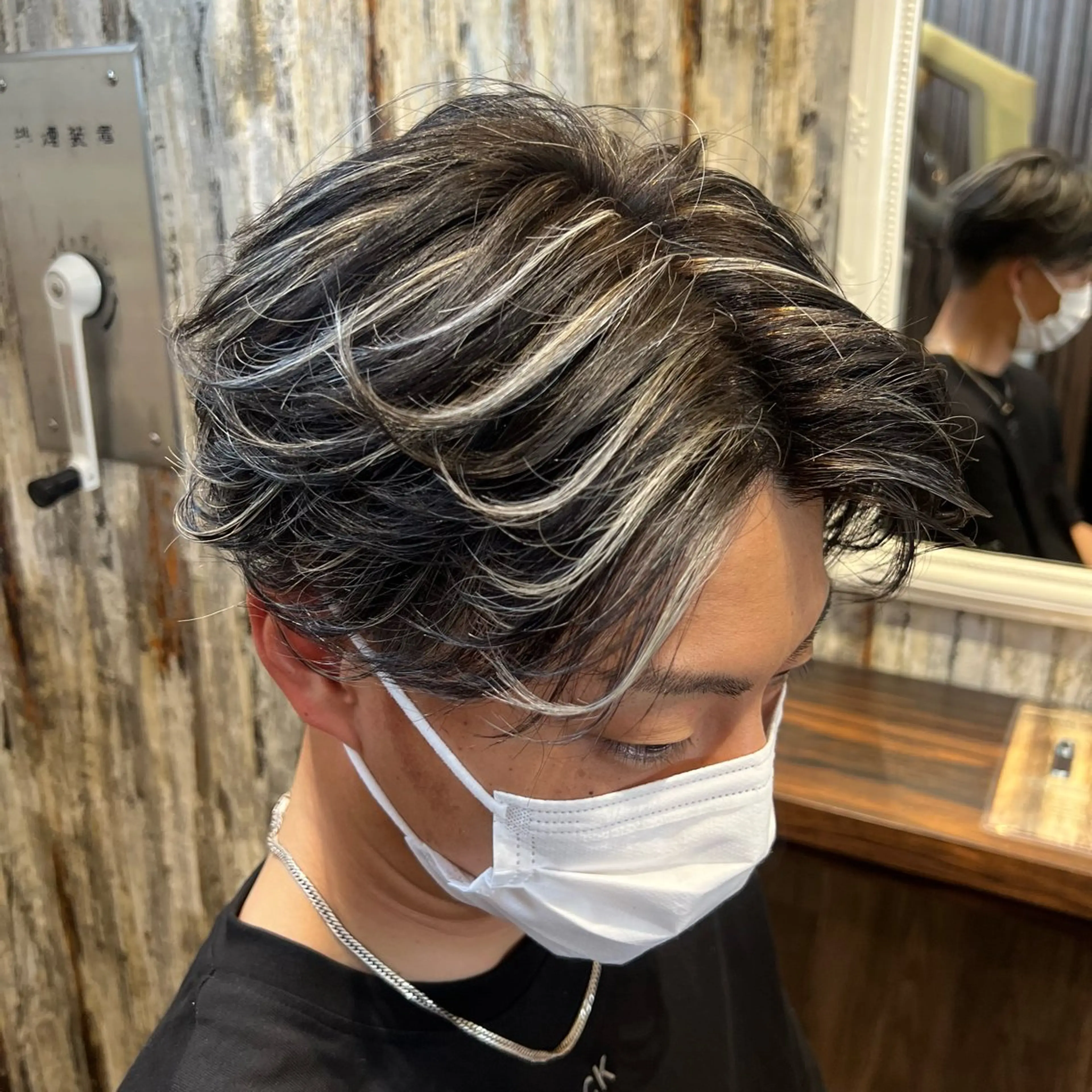 ショート カラー メンズ センターパート メンズメッシュ ベージュカラー メッシュ ホワイトベージュ メンズバレイヤージュ 井上辰則のヘアスタイル