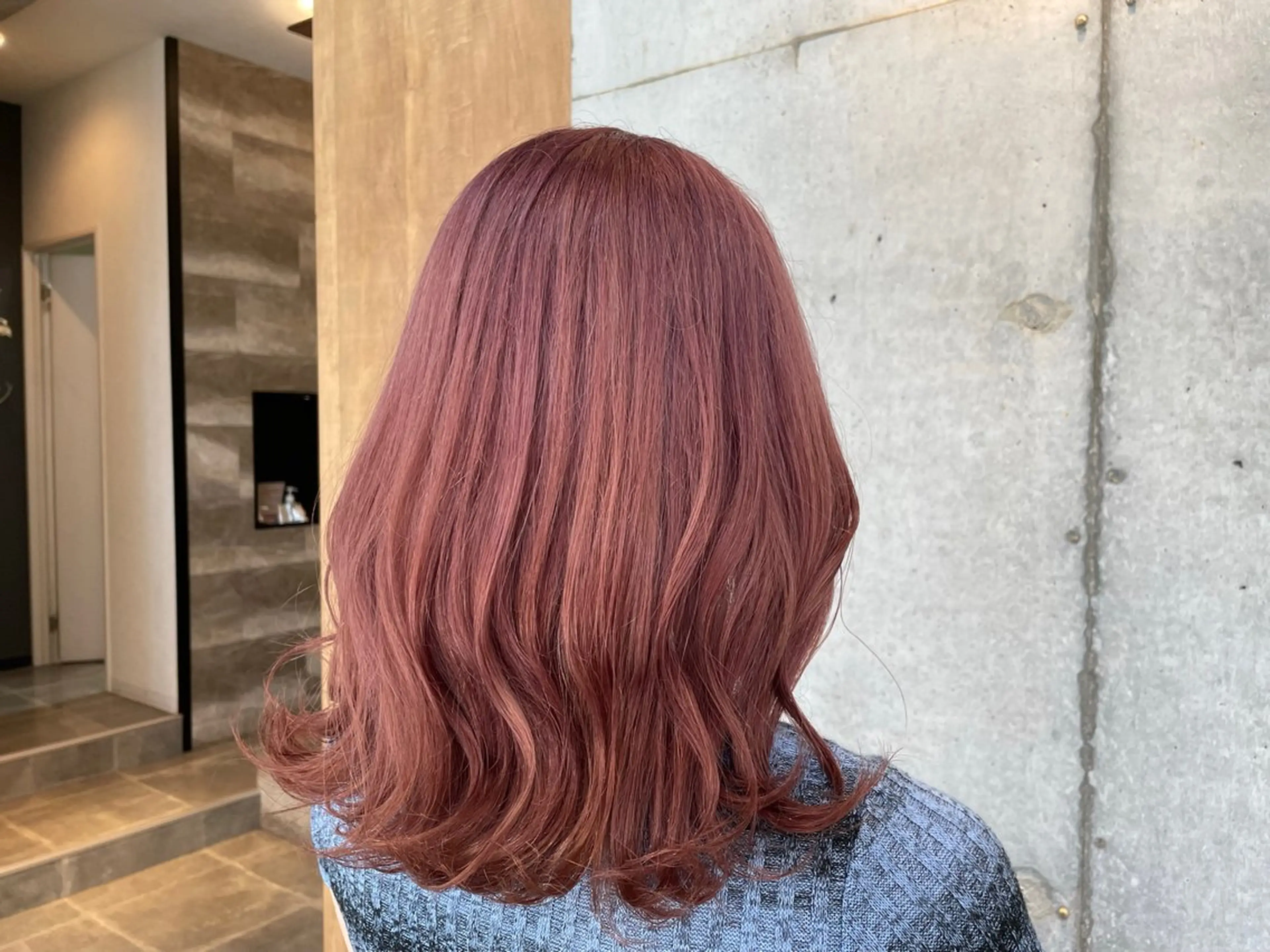 セミロング カラー 塩崎 明菜のヘアスタイル