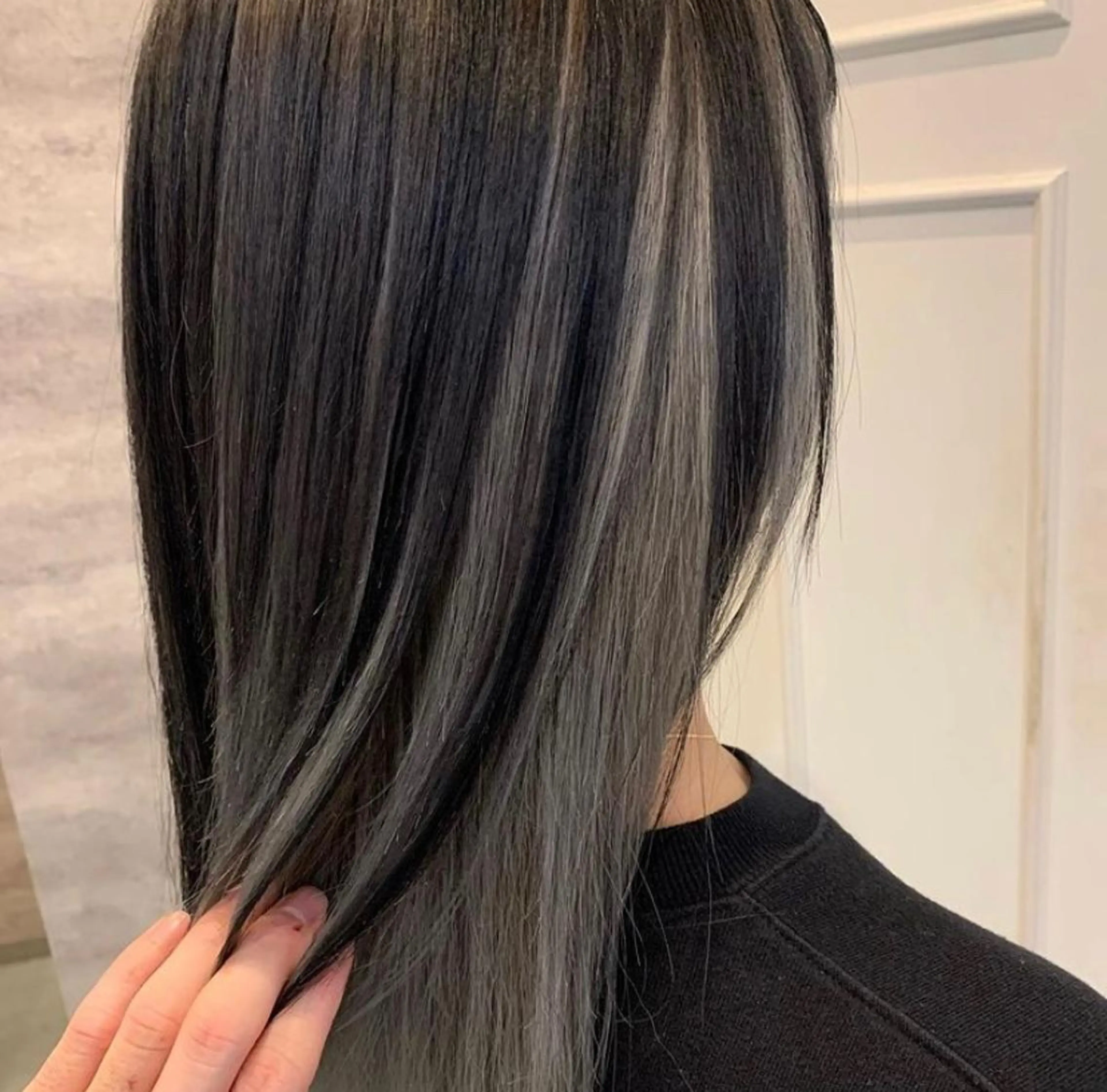 セミロング カラー ダークグレー グレージュ シルバー シルバーグレージュ Blanco Color&Careのヘアスタイル