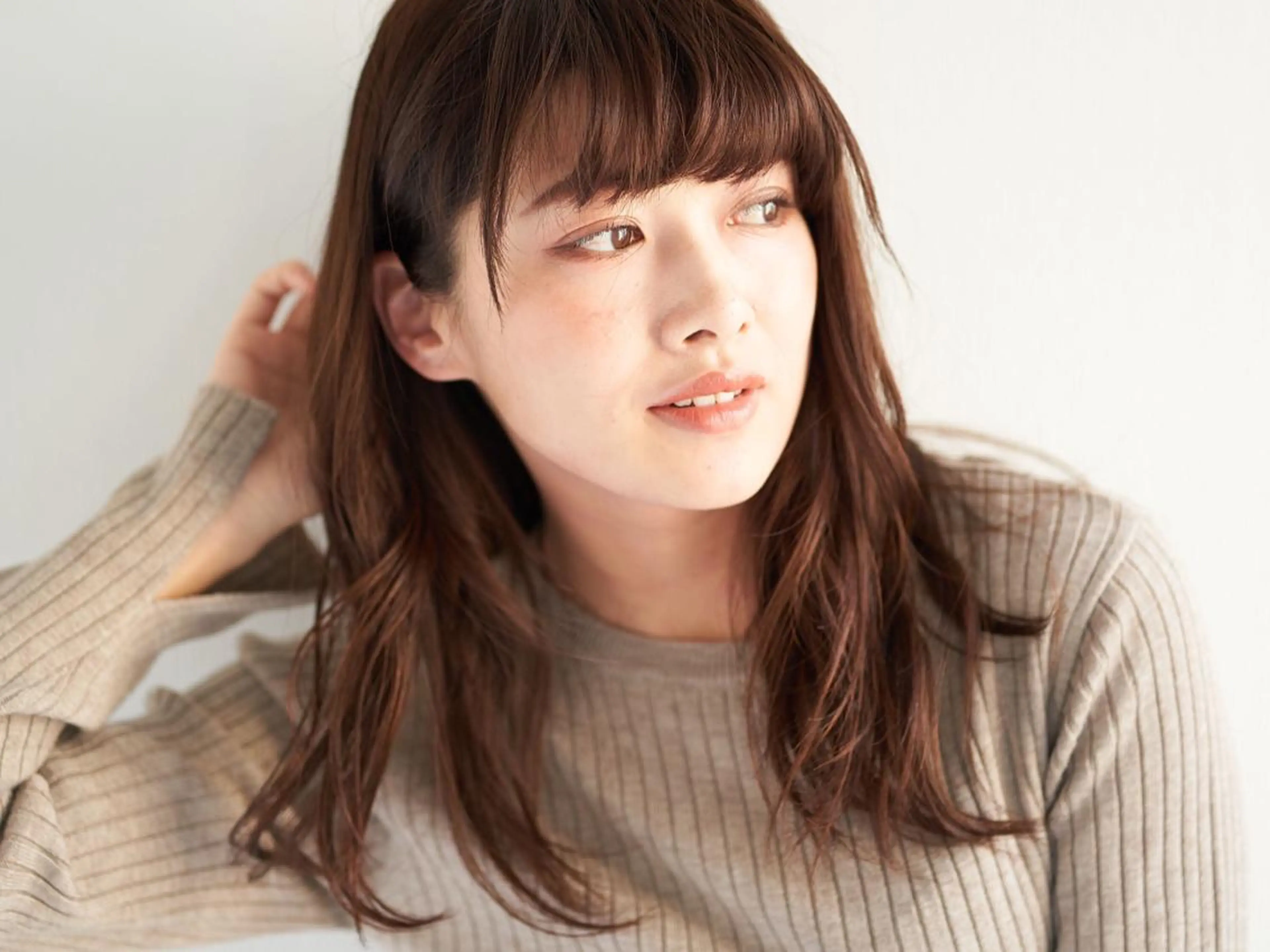 セミロング カット ヘアカラー トリートメント ヘアセット 美髪/髪質改善 レイヤー/透けカラーのヘアスタイル