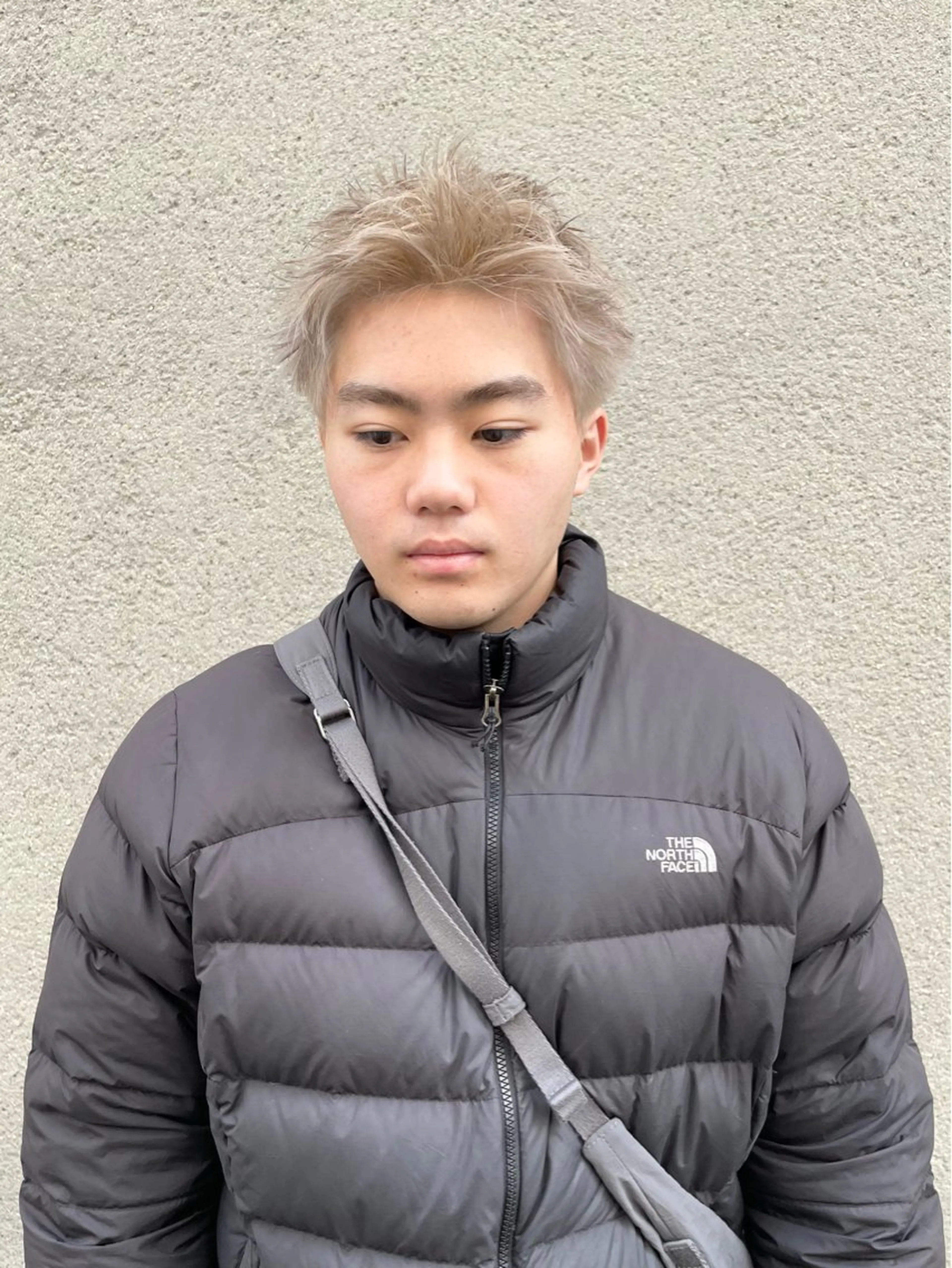 カラー メンズ メンズブリーチ メンズハイトーン スパイキーショート ベージュカラー ブリーチ カット ヘアカラー 慎太朗/パーマ/ボブ /センターパートのヘアスタイル