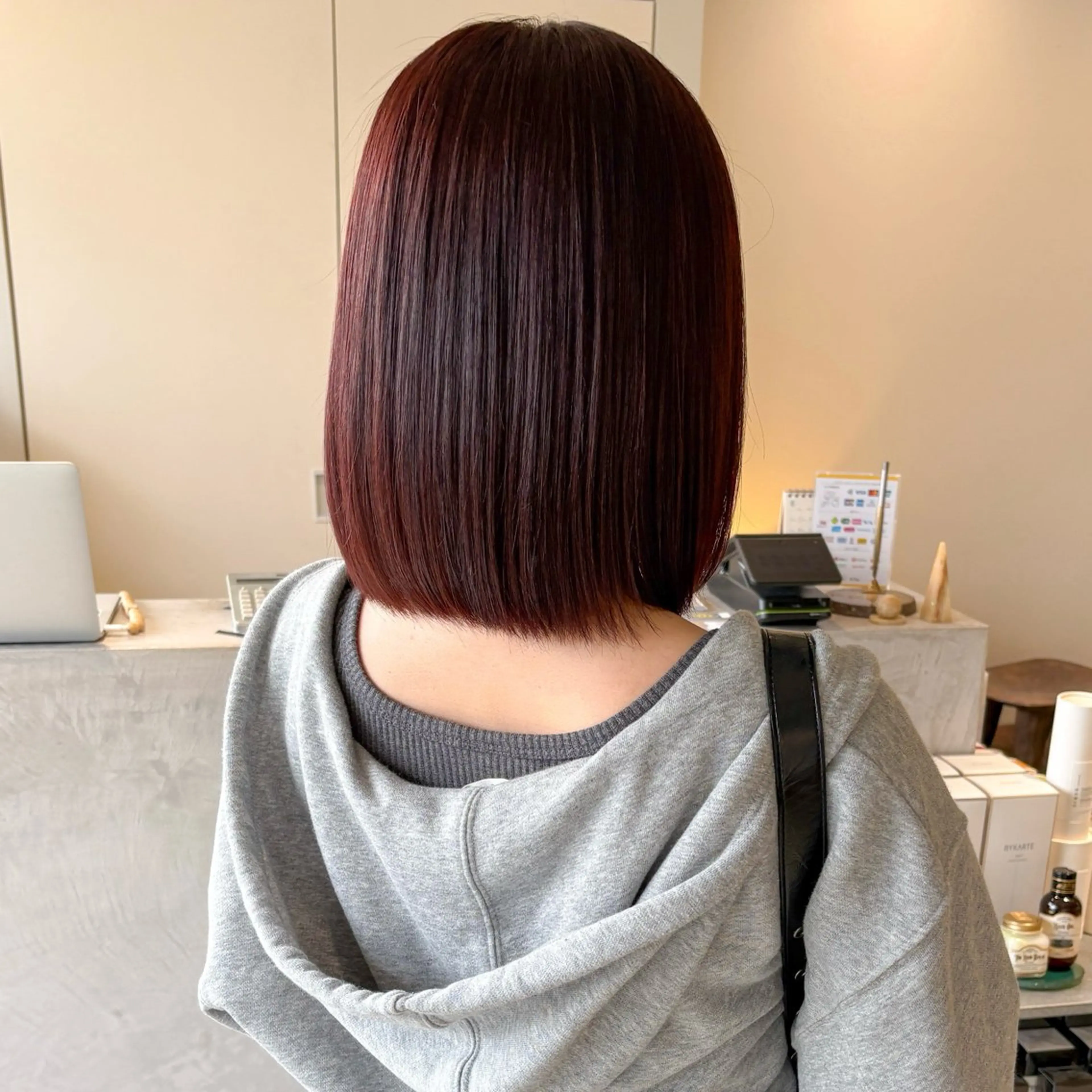 ショート カラー ラベンダーカラー レッドカラー ボブ 安西 香利奈のヘアスタイル