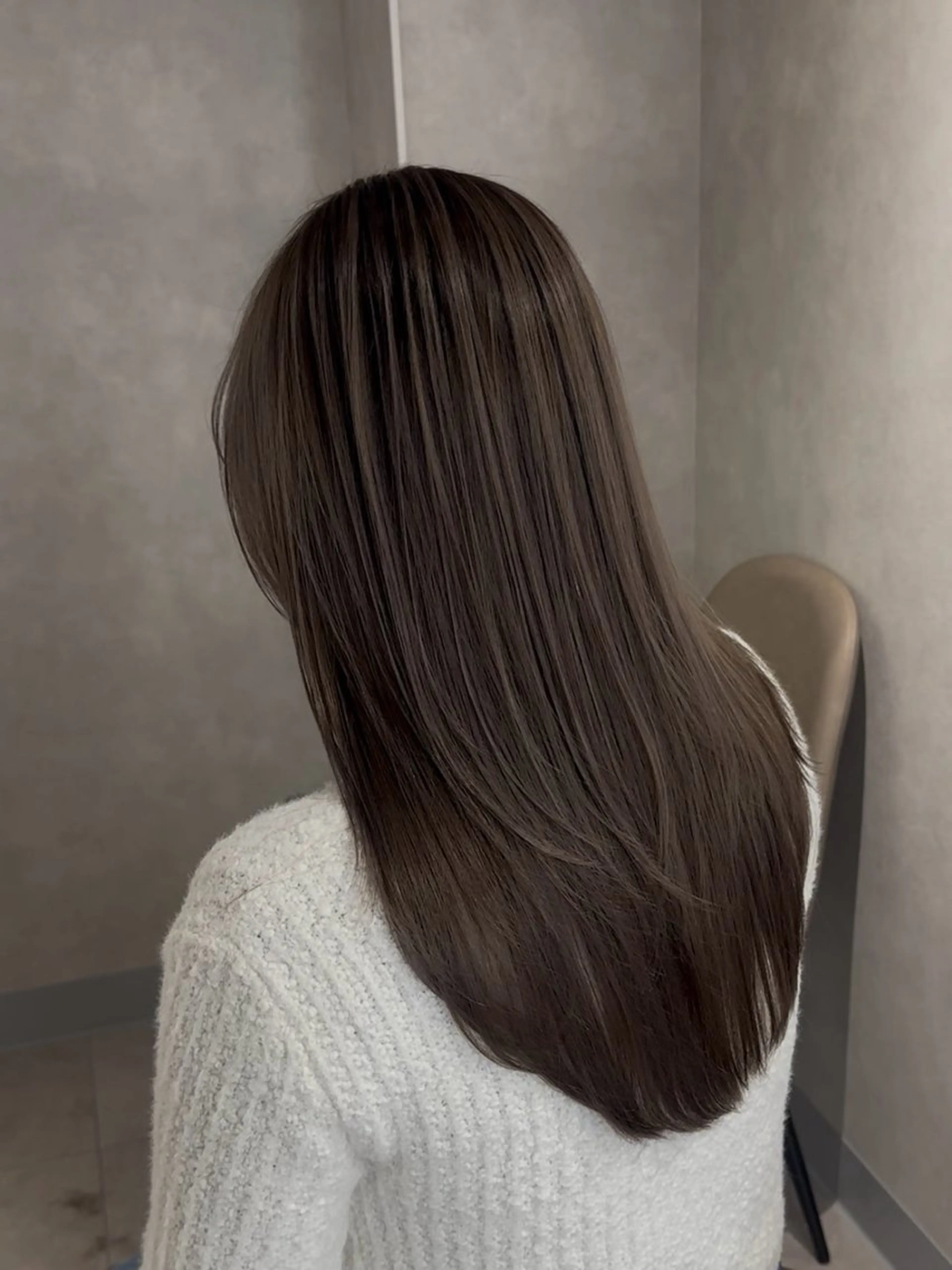 ロング ヘアカラー ジゼル小倉谷内尾祐音 ケアブリーチのヘアスタイル