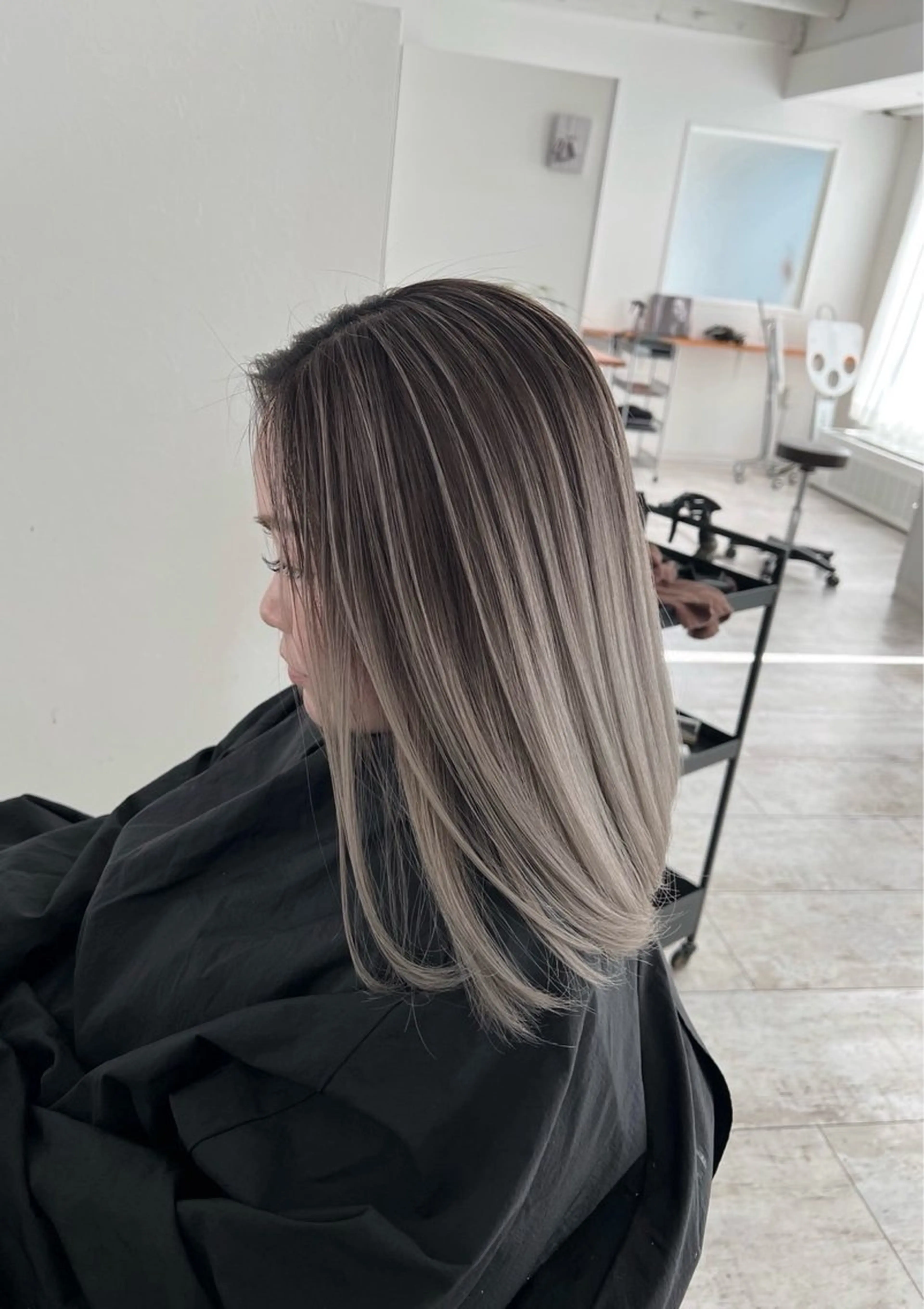 ミディアム カラー バレイヤージュ グレージュ レイヤーカット ヘアカラー トリートメント 指名数No.1 /NAOYAのヘアスタイル