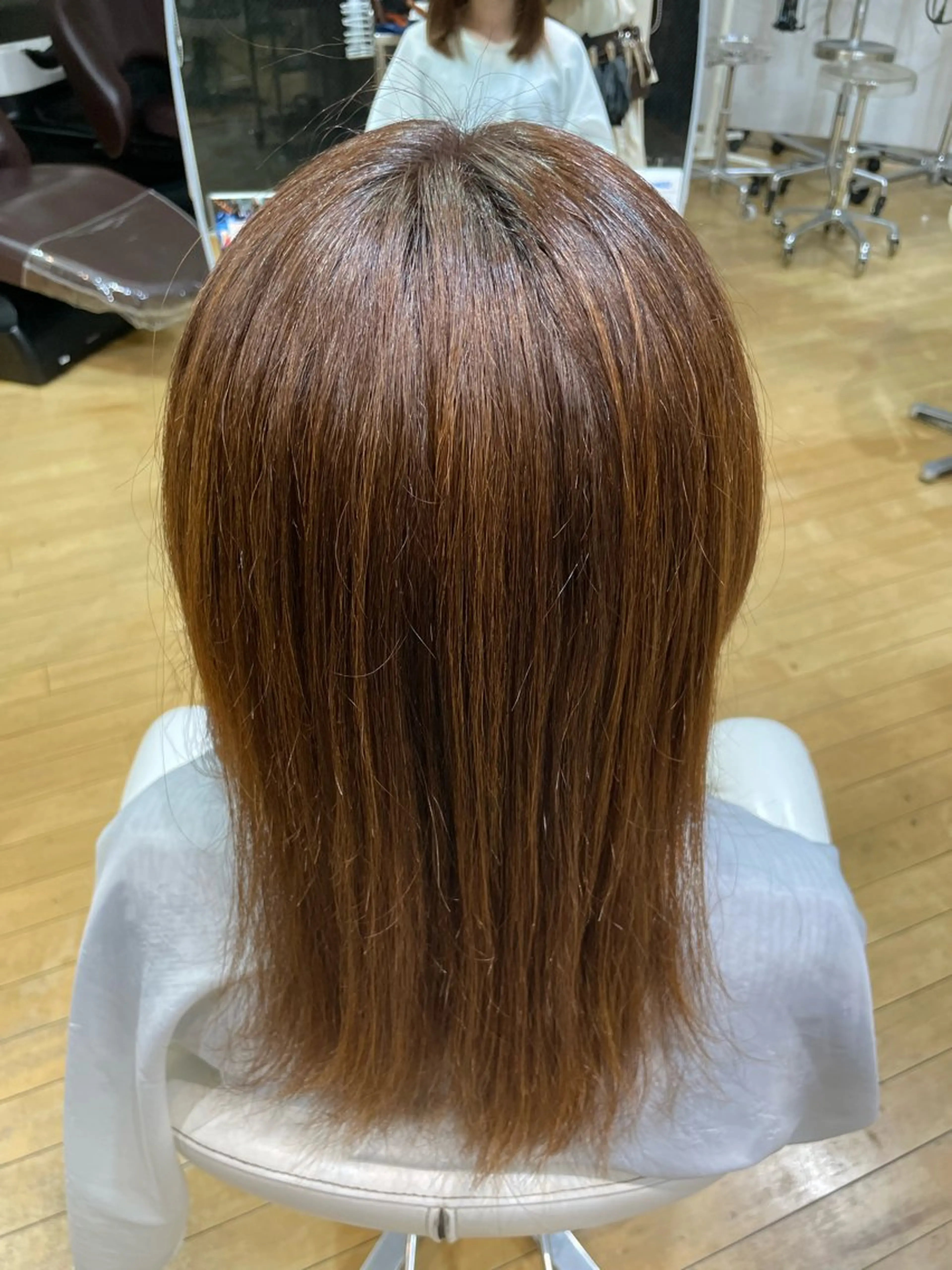 セミロング 韓国風レイヤーカラー ライムのヘアスタイル