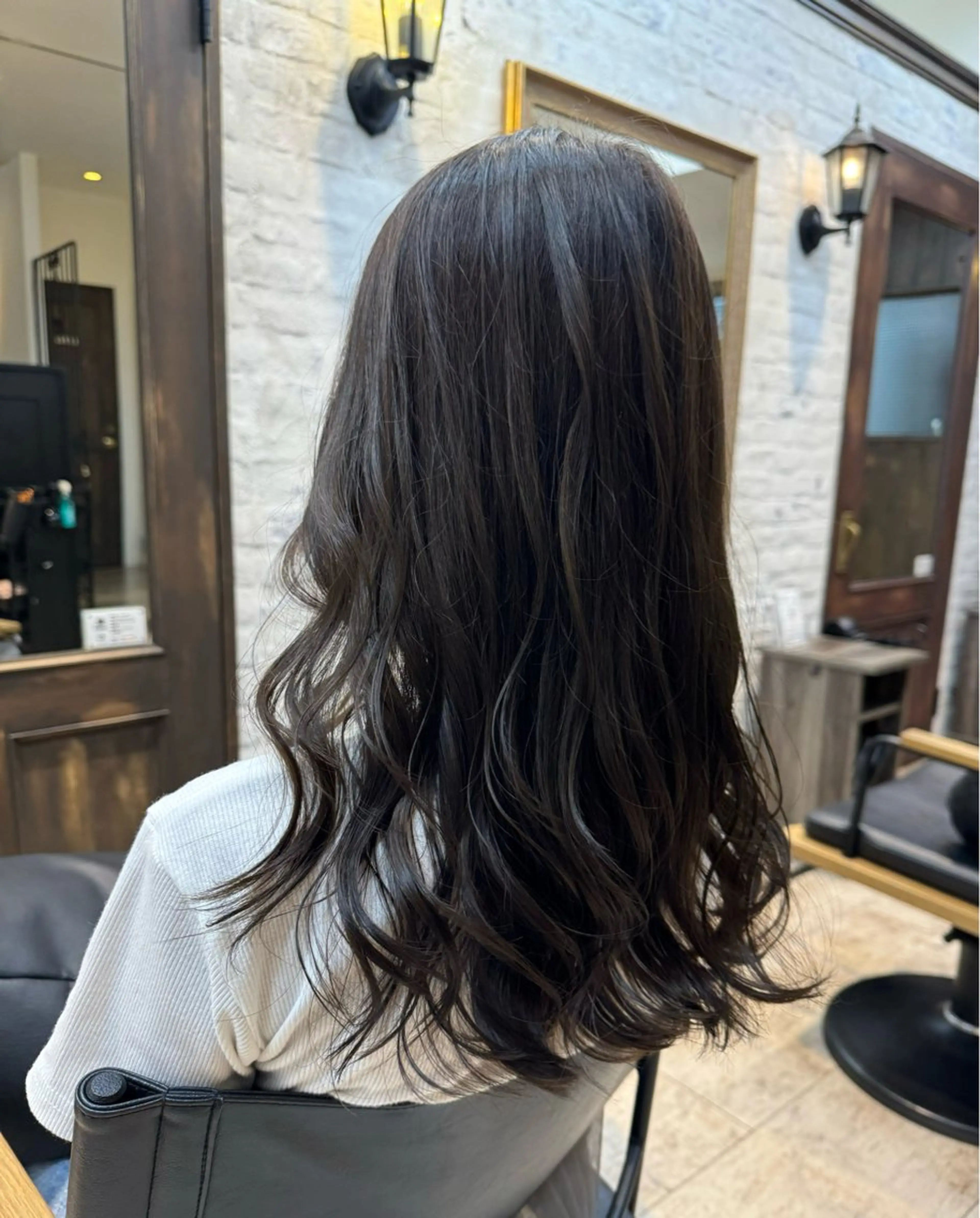 ロング カラー 西出 茉燦のヘアスタイル