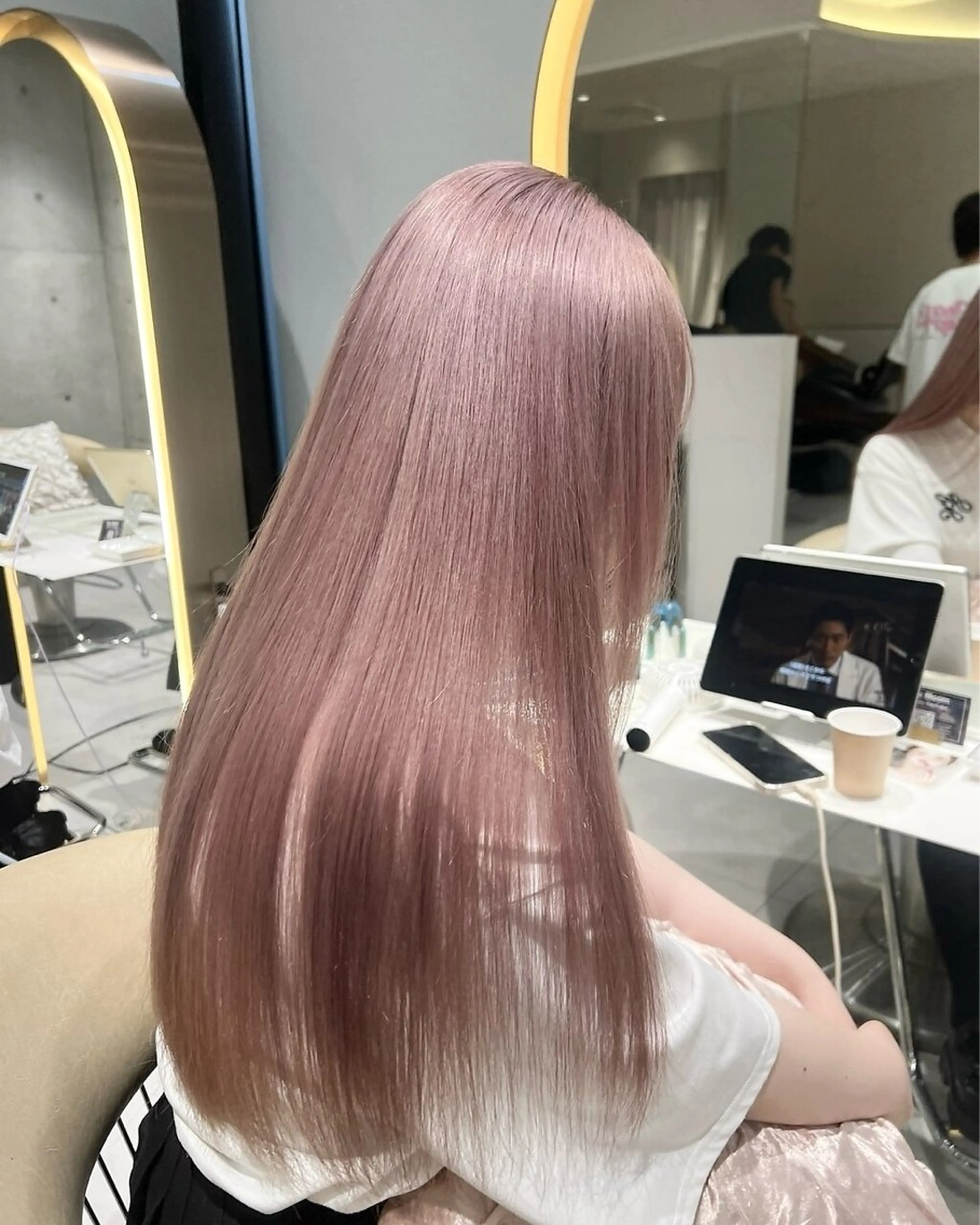ロング カラー ヘアカラー トリートメント Lond Le'a /ハイトーンカラーのヘアスタイル