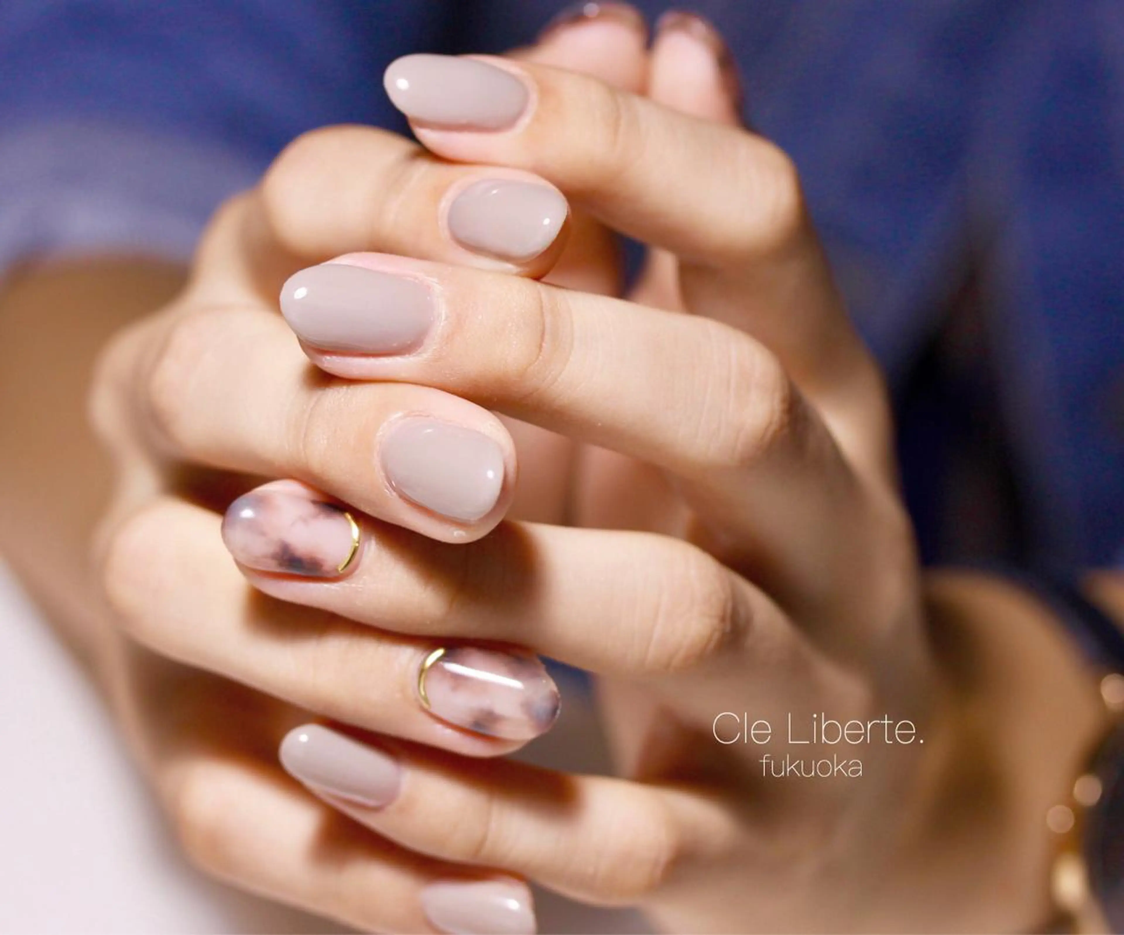 ネイル べっ甲ネイル ホワイト Elio 国泰寺のネイルデザイン