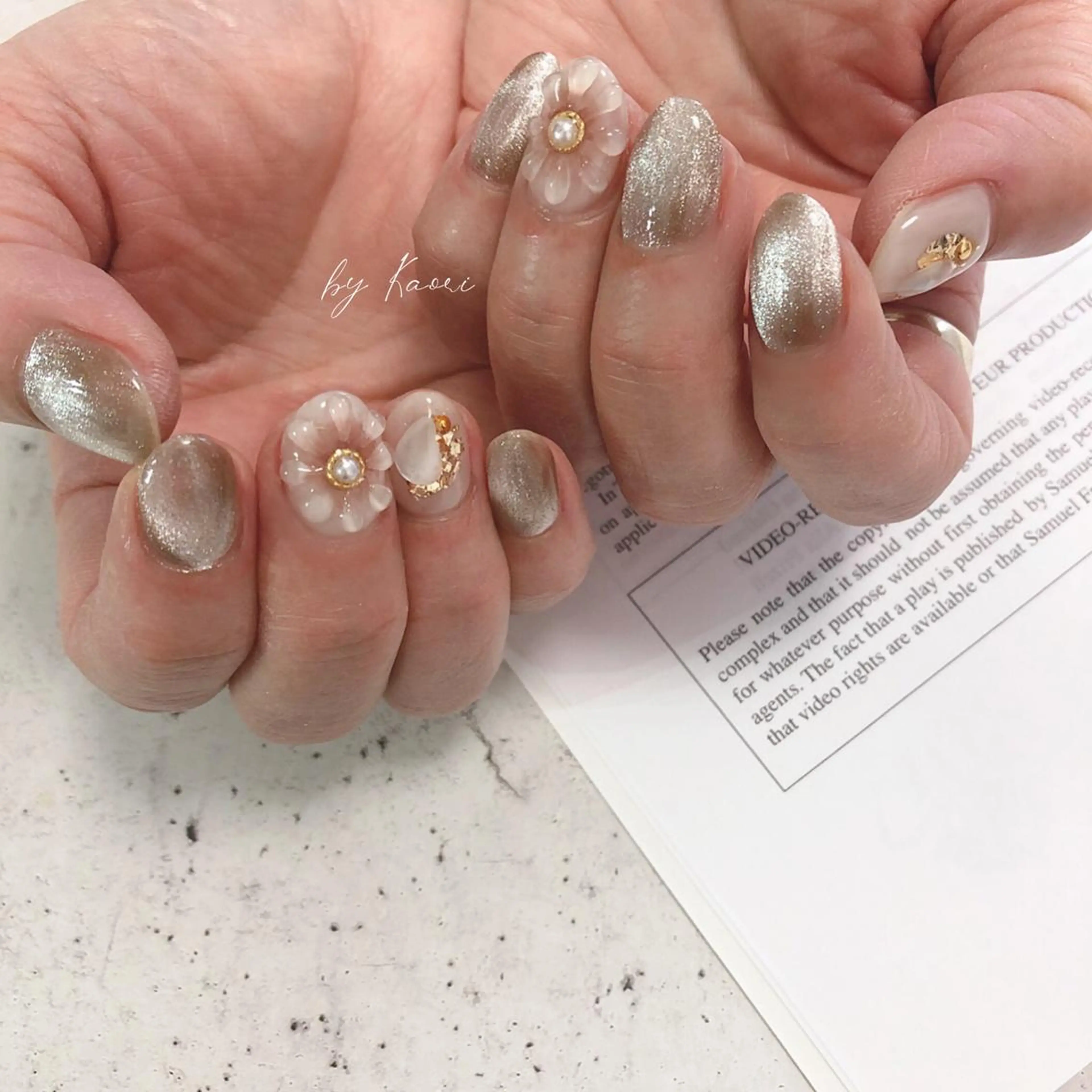 ネイル オーロラネイル ブラウン カジュアル フラワーネイル フットネイル _Defi_ by Kaoriのネイルデザイン