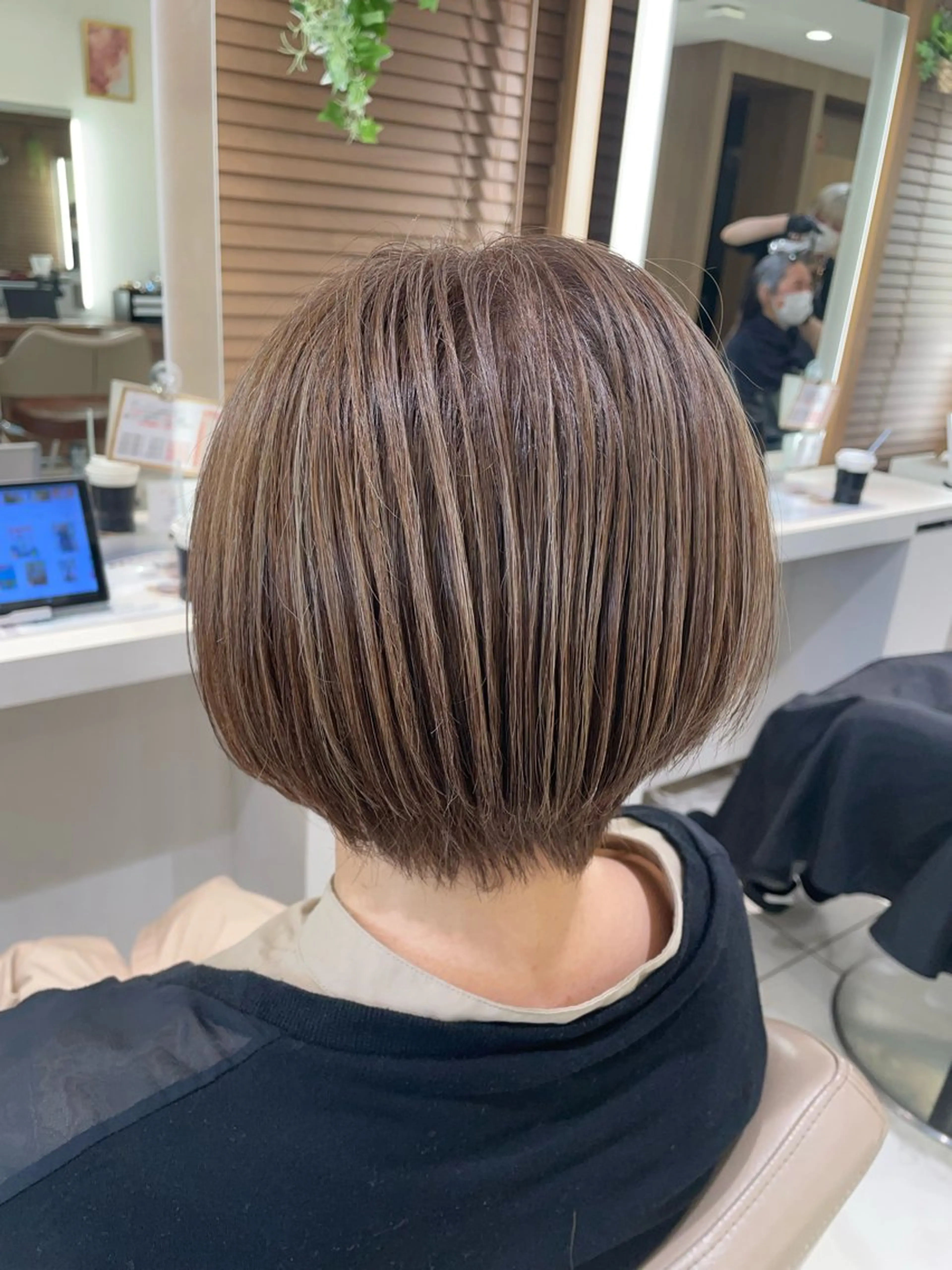 ショート カット ヘアカラー 清藤綾/脱白髪染め 白髪ぼかしハイライトのヘアスタイル