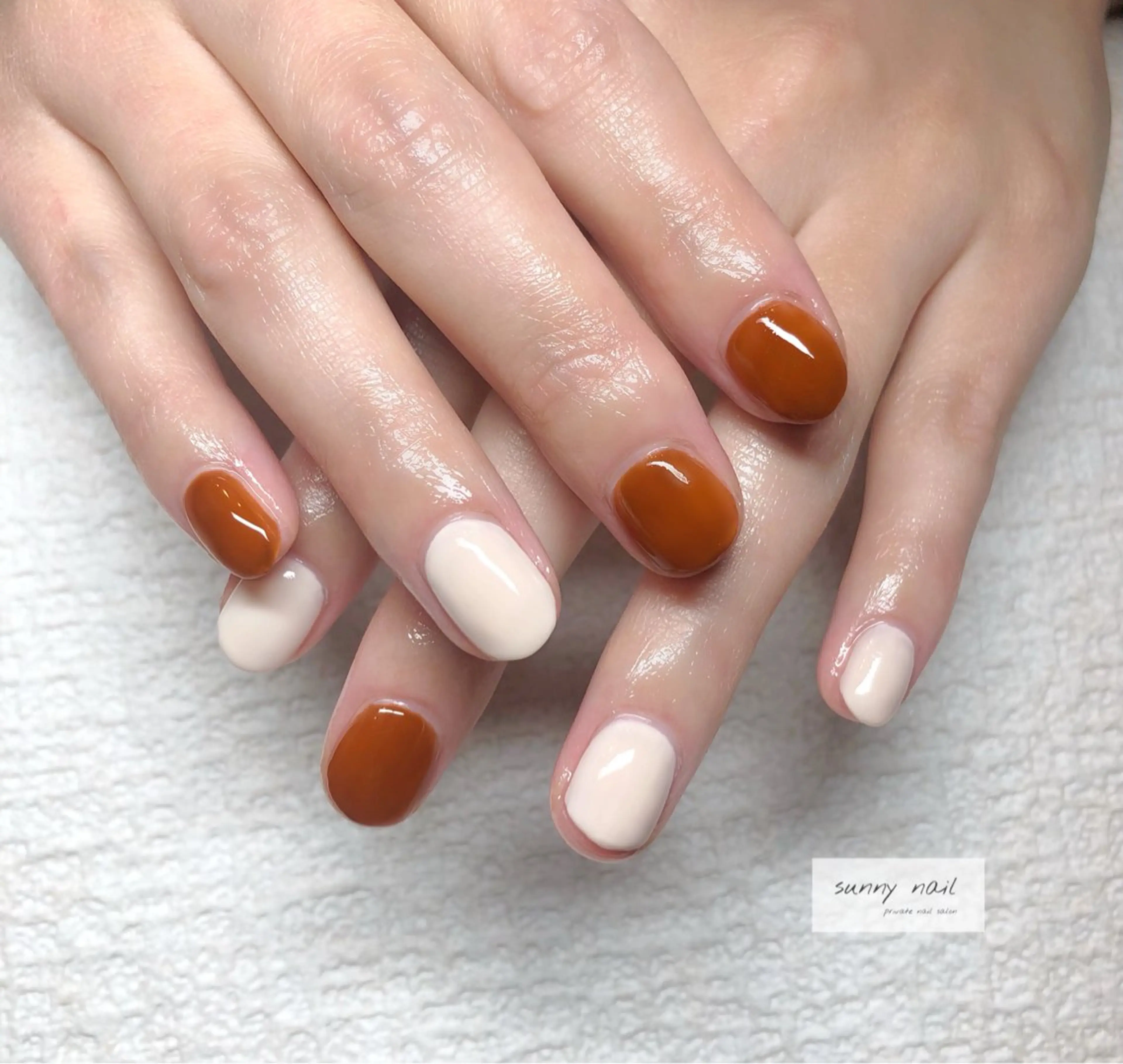 ネイル ブラウン ワンカラーネイル ホワイト sunny nailのネイルデザイン