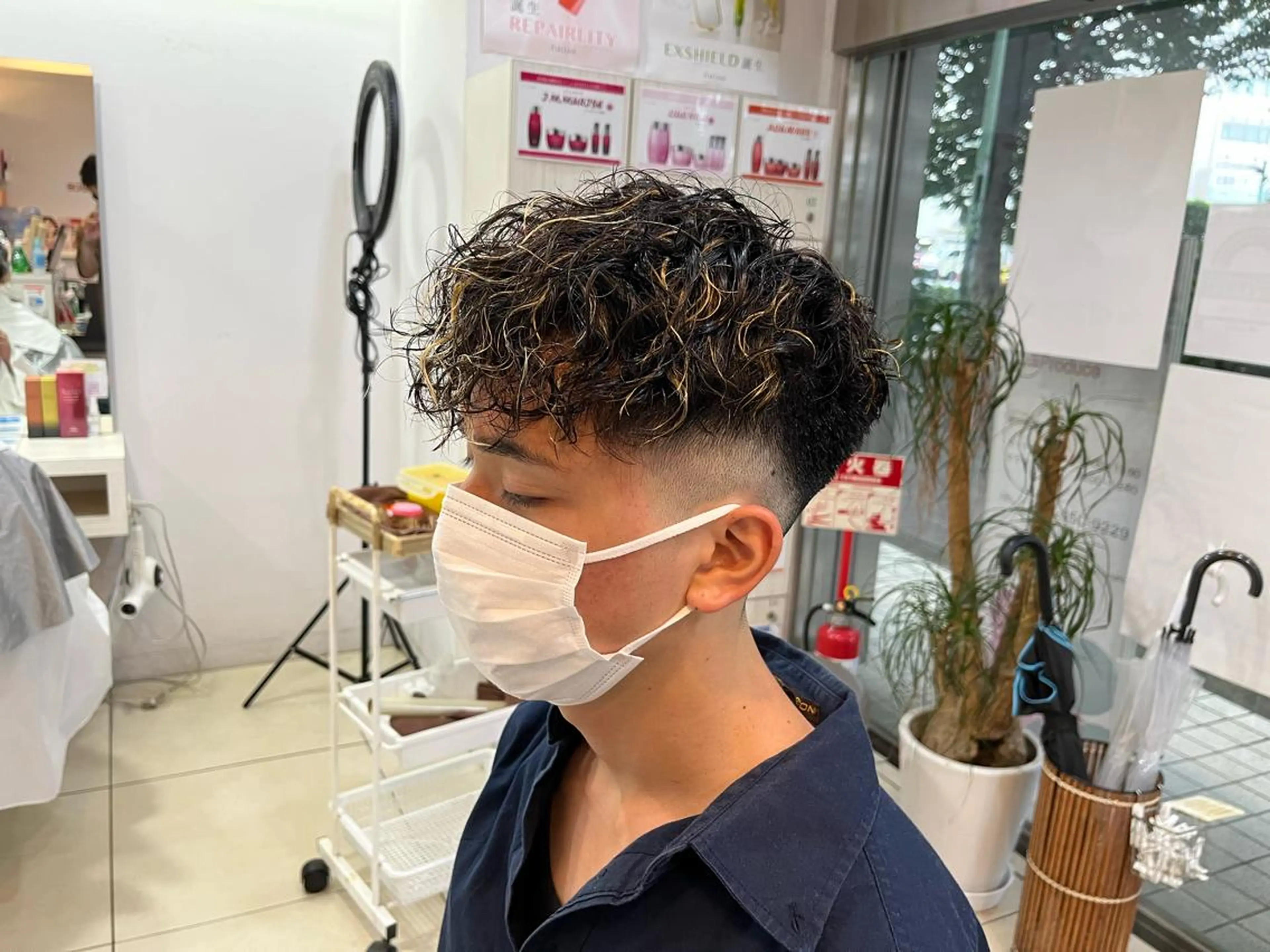 ショート パーマ メンズ メンズハイライト スペインカール ハイライト 韓国メンズヘア/ 毛流れヘア　須田龍世のヘアスタイル