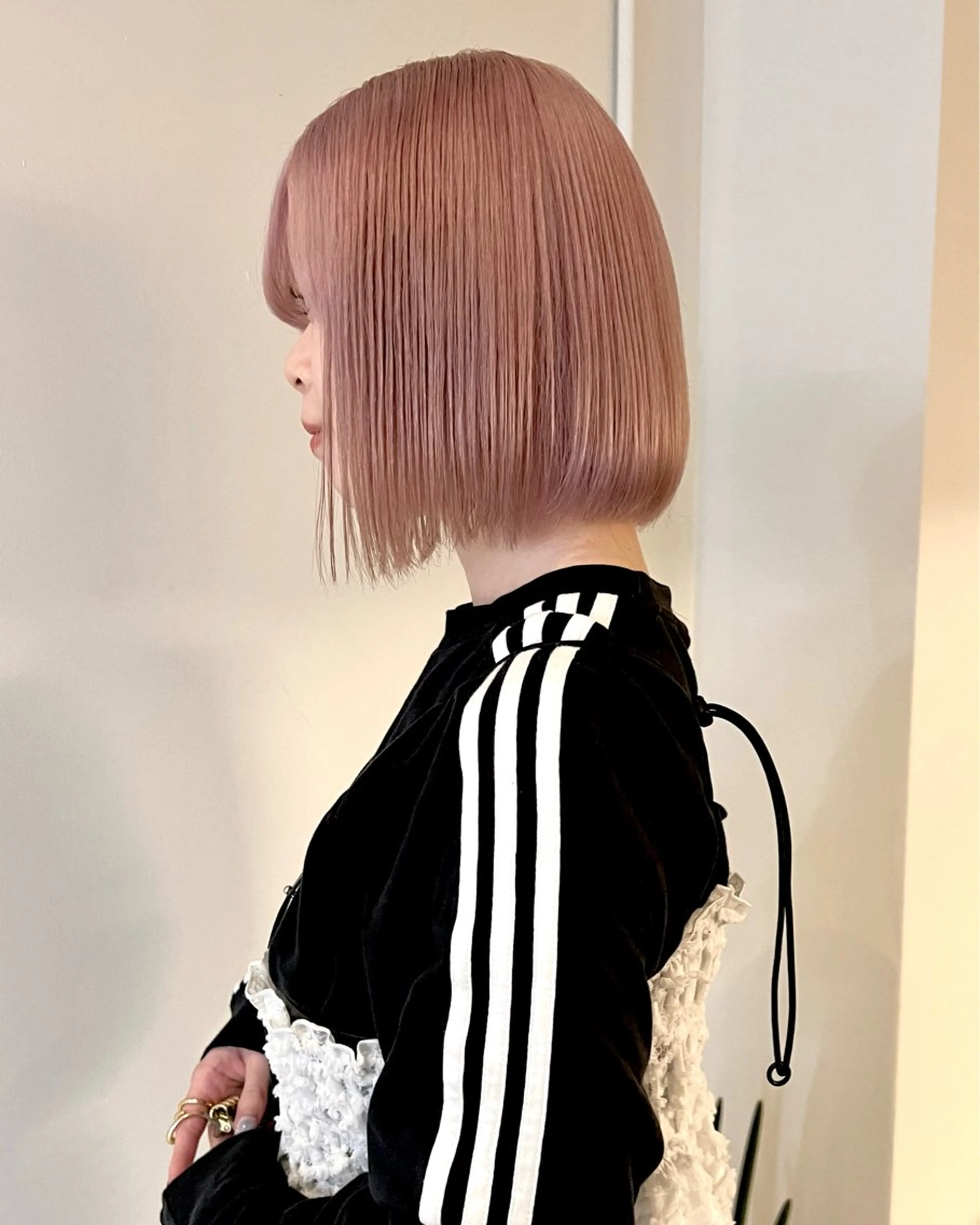 ショート カラー 切りっぱなしボブ ベージュカラー ブリーチ ハイトーンカラー ピンクカラー ヘアカラー トリートメント RAIMA ケアハイトーンのヘアスタイル