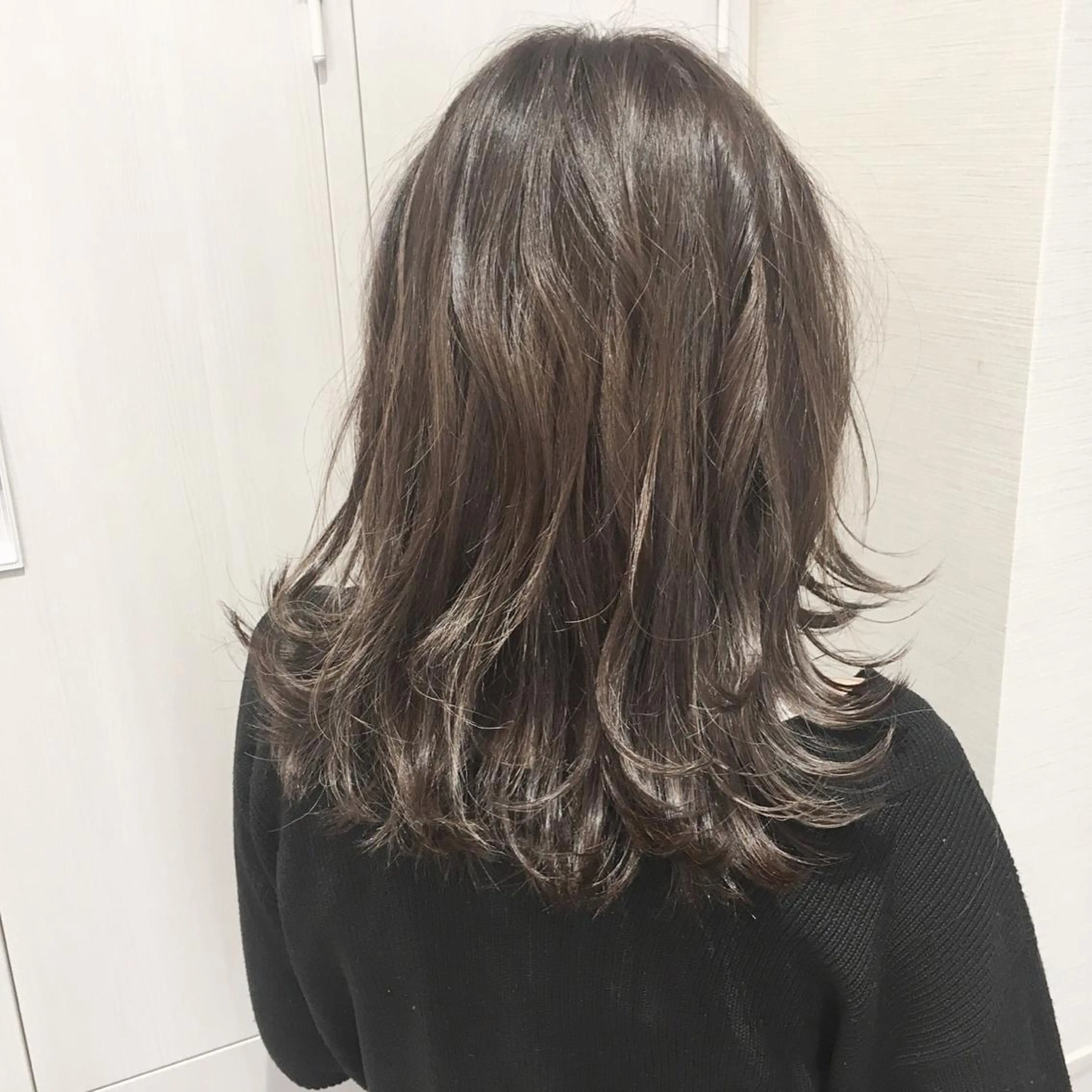 セミロング カラー グレージュ ハイライトカラー ハイライト 三鷹で1番ショート ボブをカットする新谷のヘアスタイル
