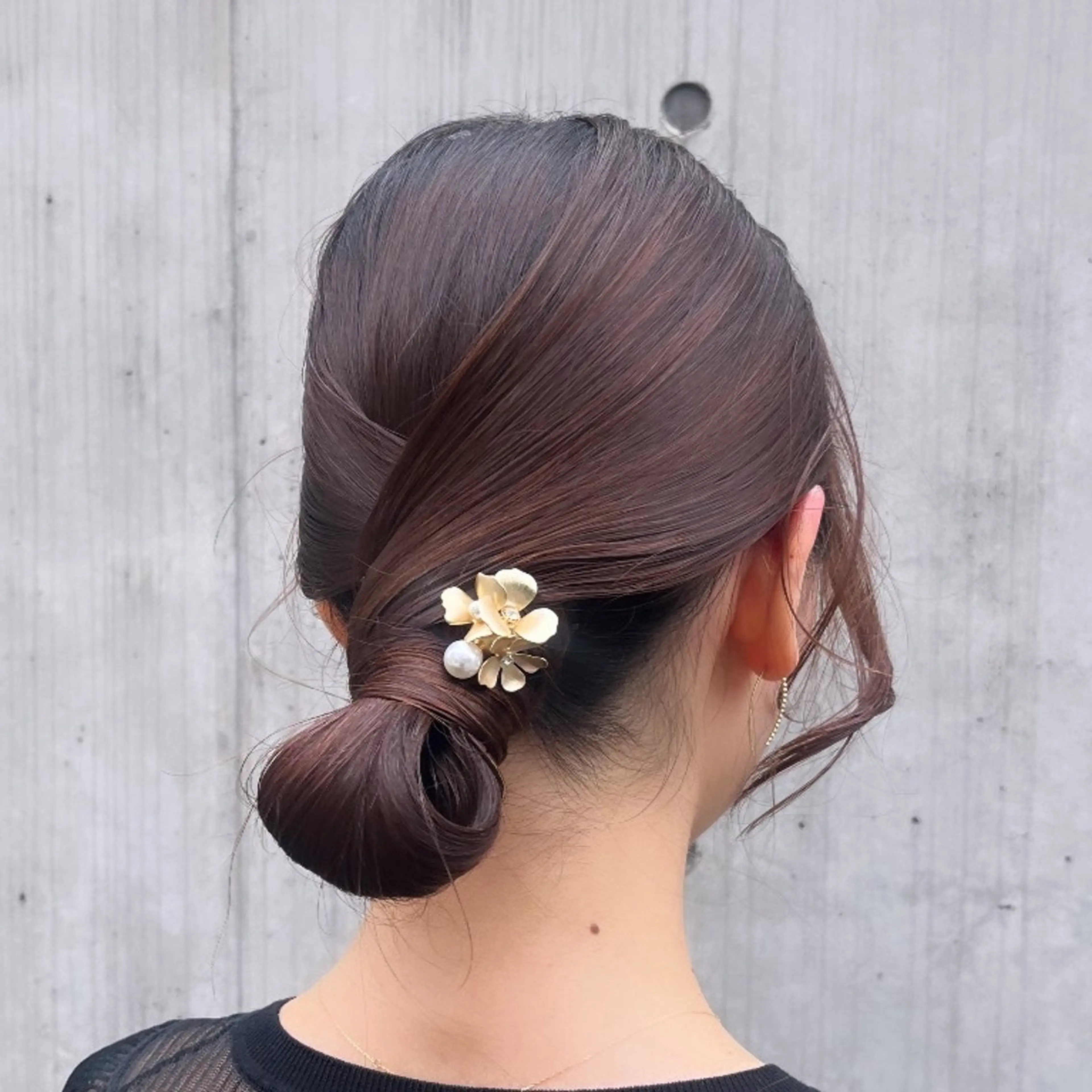 ヘアアレンジ お団子ヘア 結婚式・ブライダル ヘアセット カジュアルを女っぽく 𝗮𝘆𝗮𝗰𝗼のヘアスタイル