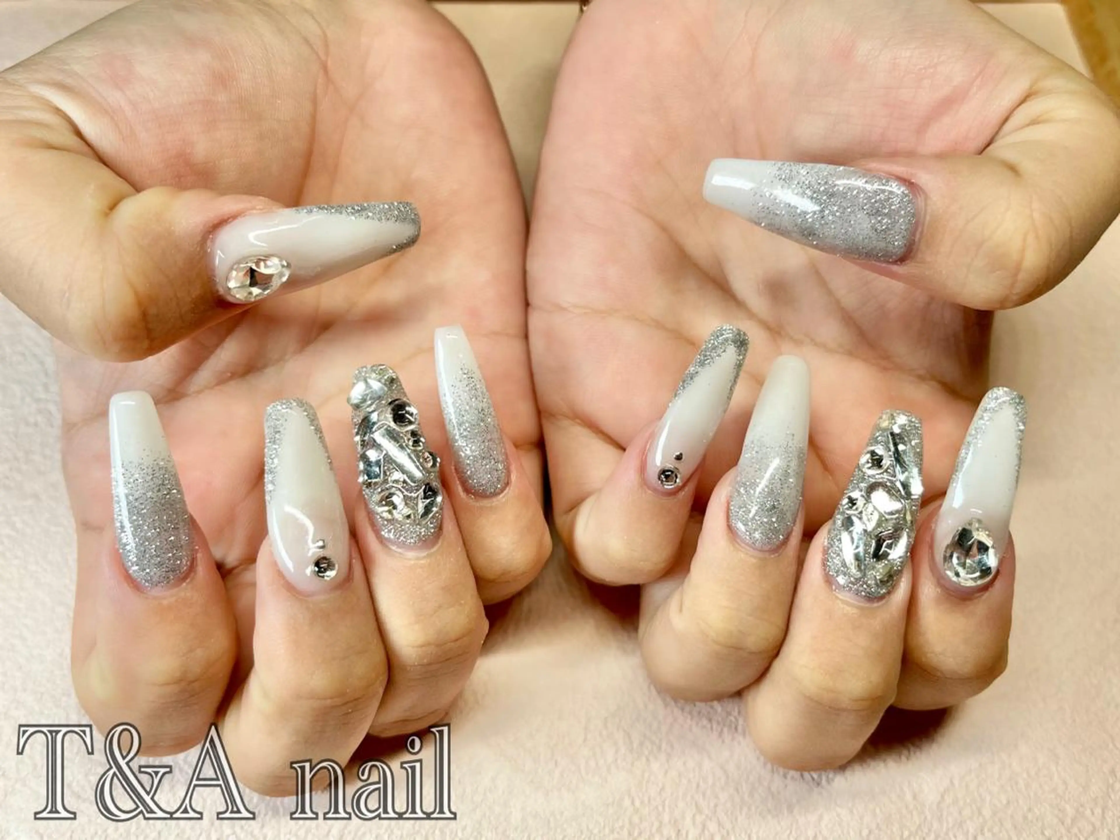 ロング ネイル ロング 長さ出し ジェルネイル キラキラネイル ロングネイル ハンドネイル T&A nailのネイルデザイン