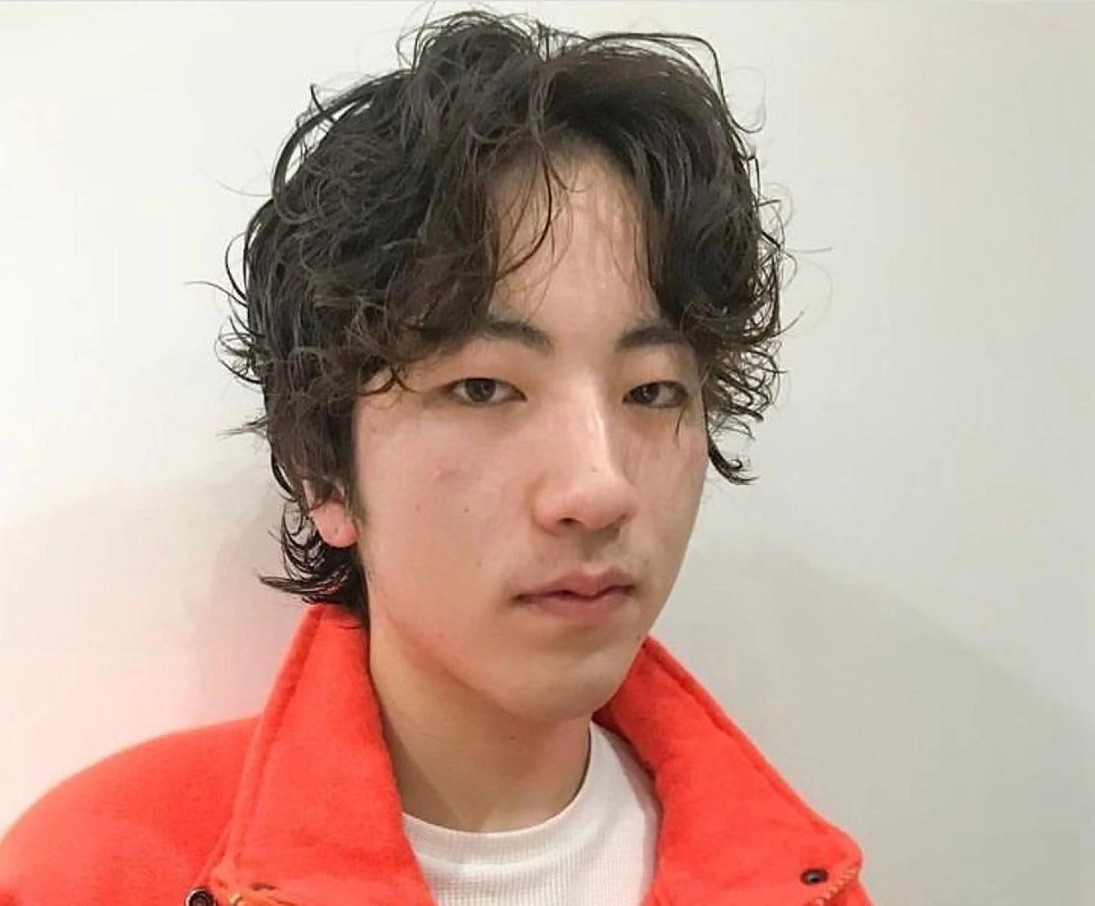 ミディアム パーマ メンズ カット パーマ ラフショートブリー チカラー⚡️リュウジのヘアスタイル