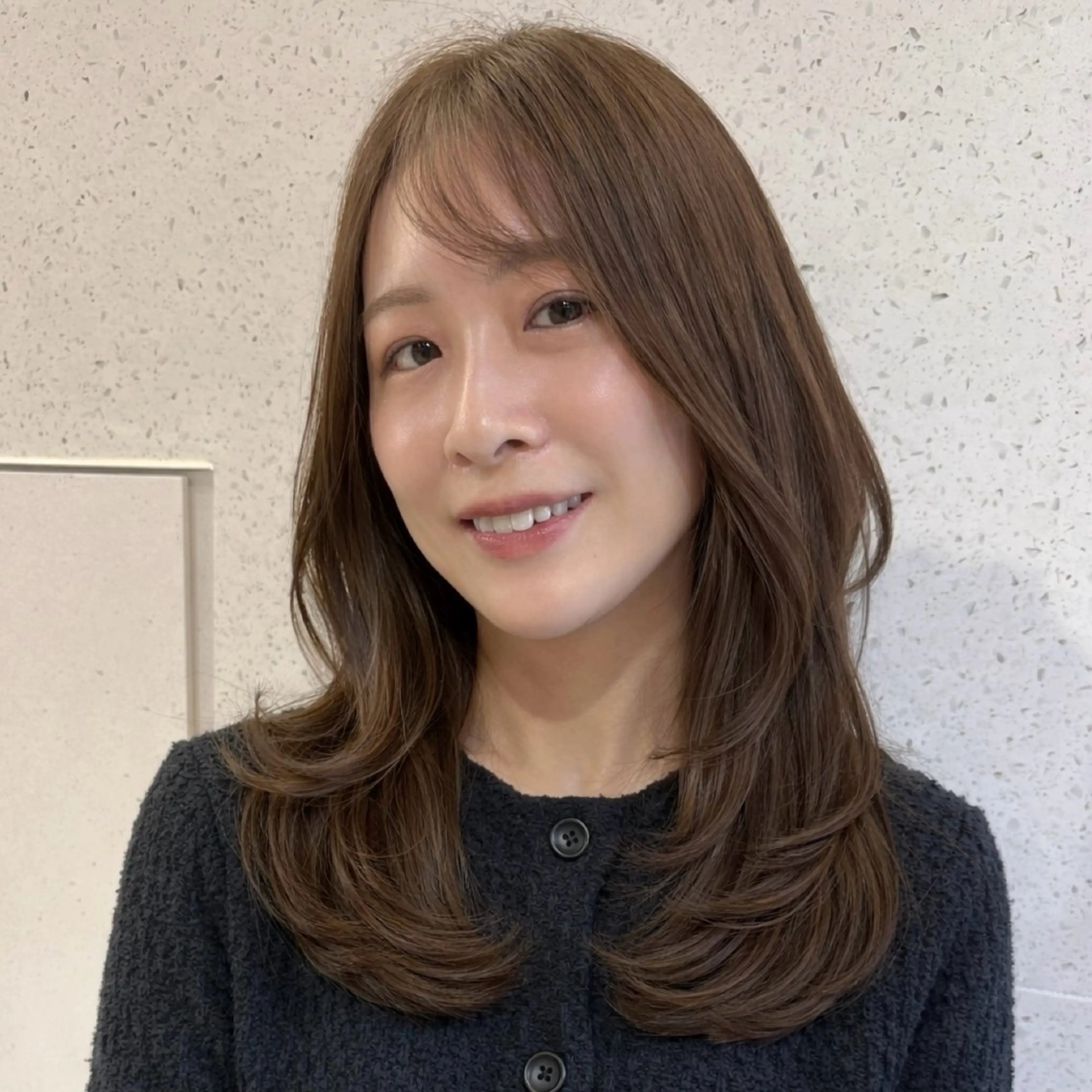 ミディアム 顔周りカット 似合わせカット カット 梅田/レイヤーカット /ミルクティーカラーのヘアスタイル