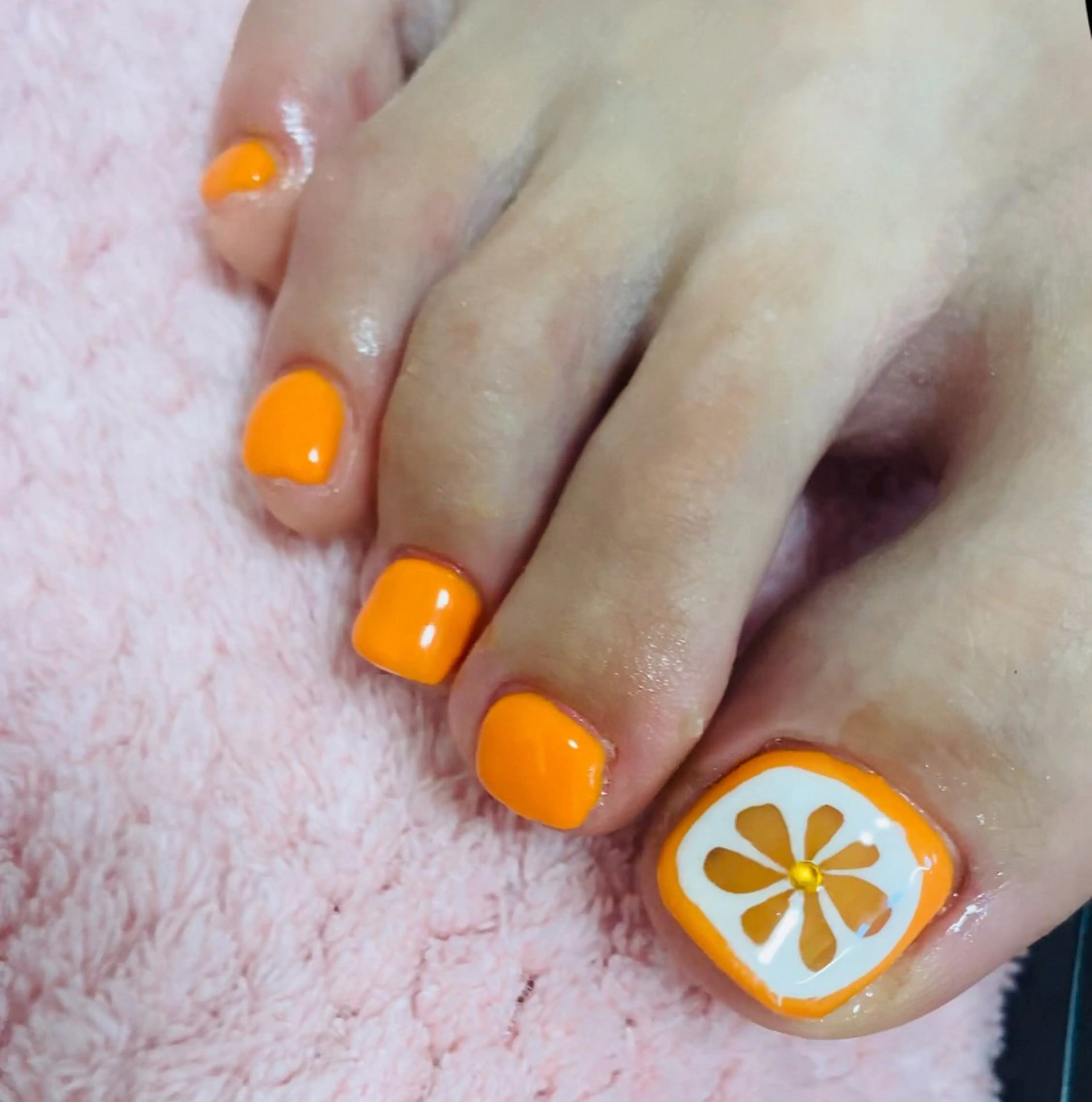 ネイル フットネイル オレンジ 夏ネイル フットネイル HandSnail自宅サロン所属・HandSnail 座間自宅ネイルサロンのネイルデザイン