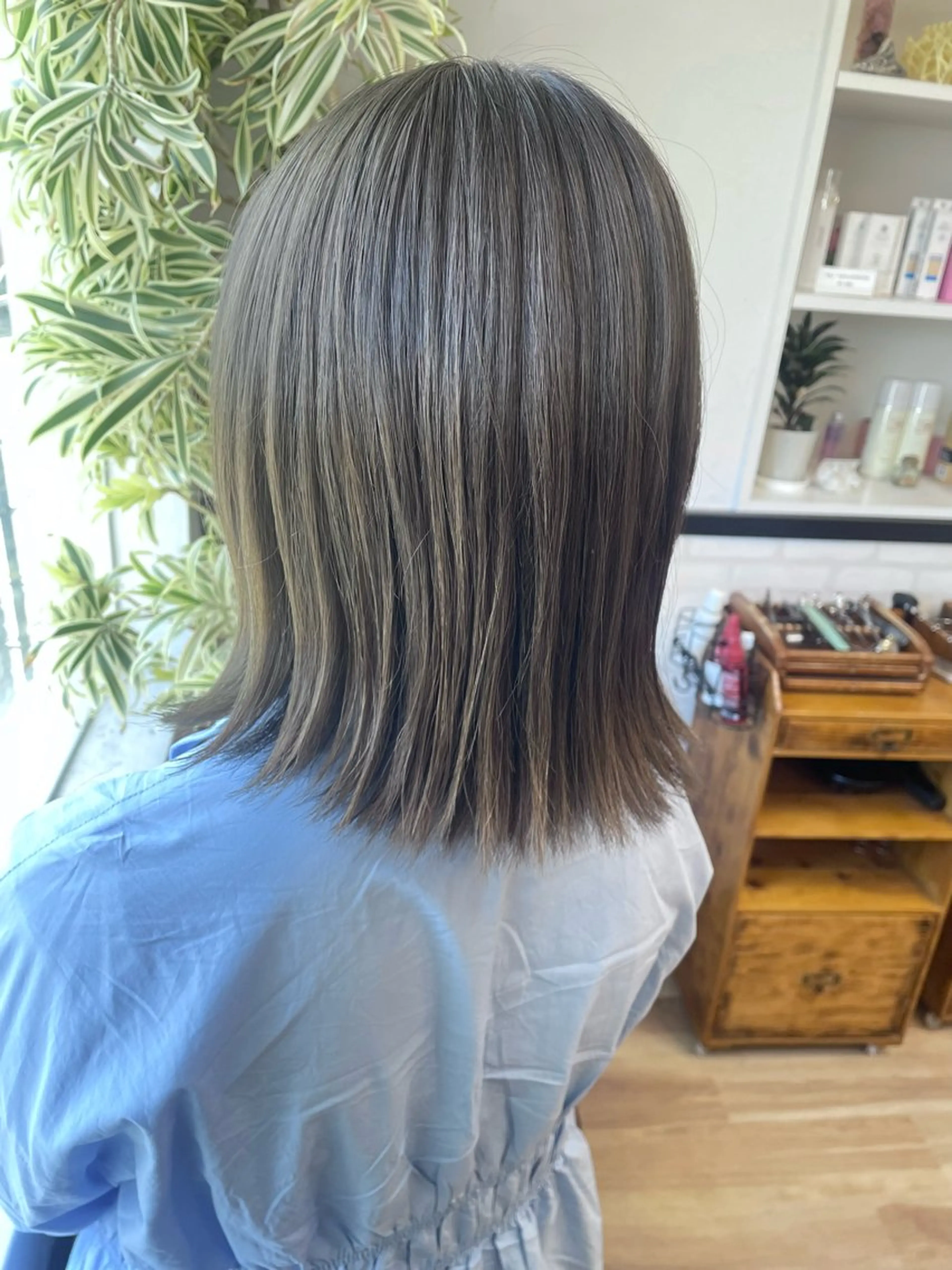 カラー アッシュ ブリーチ ダブルカラー ブリーチなしカラー シルバー ヘアカラー 菊池 栄里奈のヘアスタイル