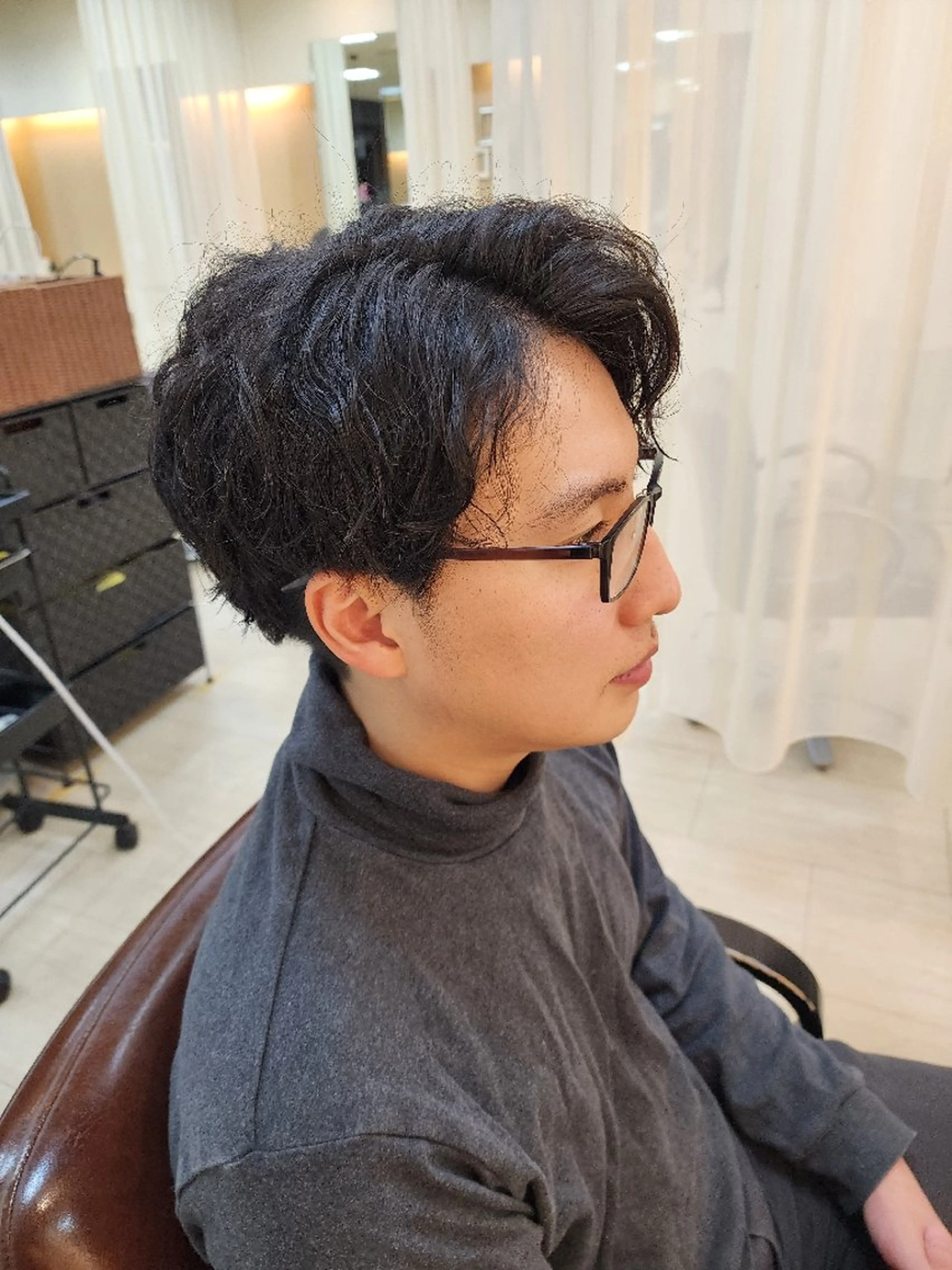 ミディアム メンズ パーマ ミディアムパーマ センターパート フェザーパーマ メンズパーマ メンズツイストパーマ カット パーマ トリートメント 木村 直哉のヘアスタイル