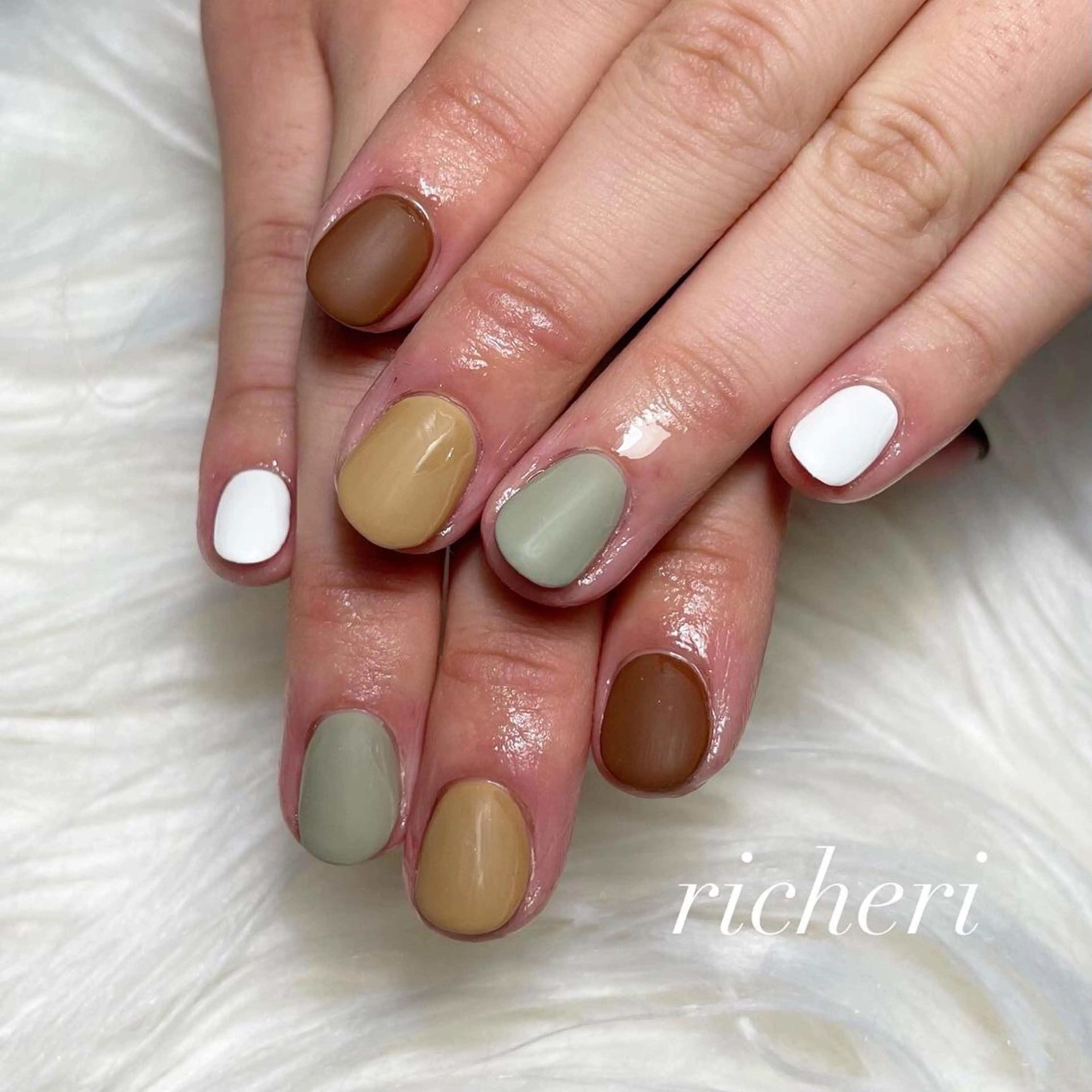 ミディアム ネイル 韓国風ヘア アートネイル フレンチネイル ジェルネイル ガラスフレンチ richeri beautyのエステ・リラクイメージ