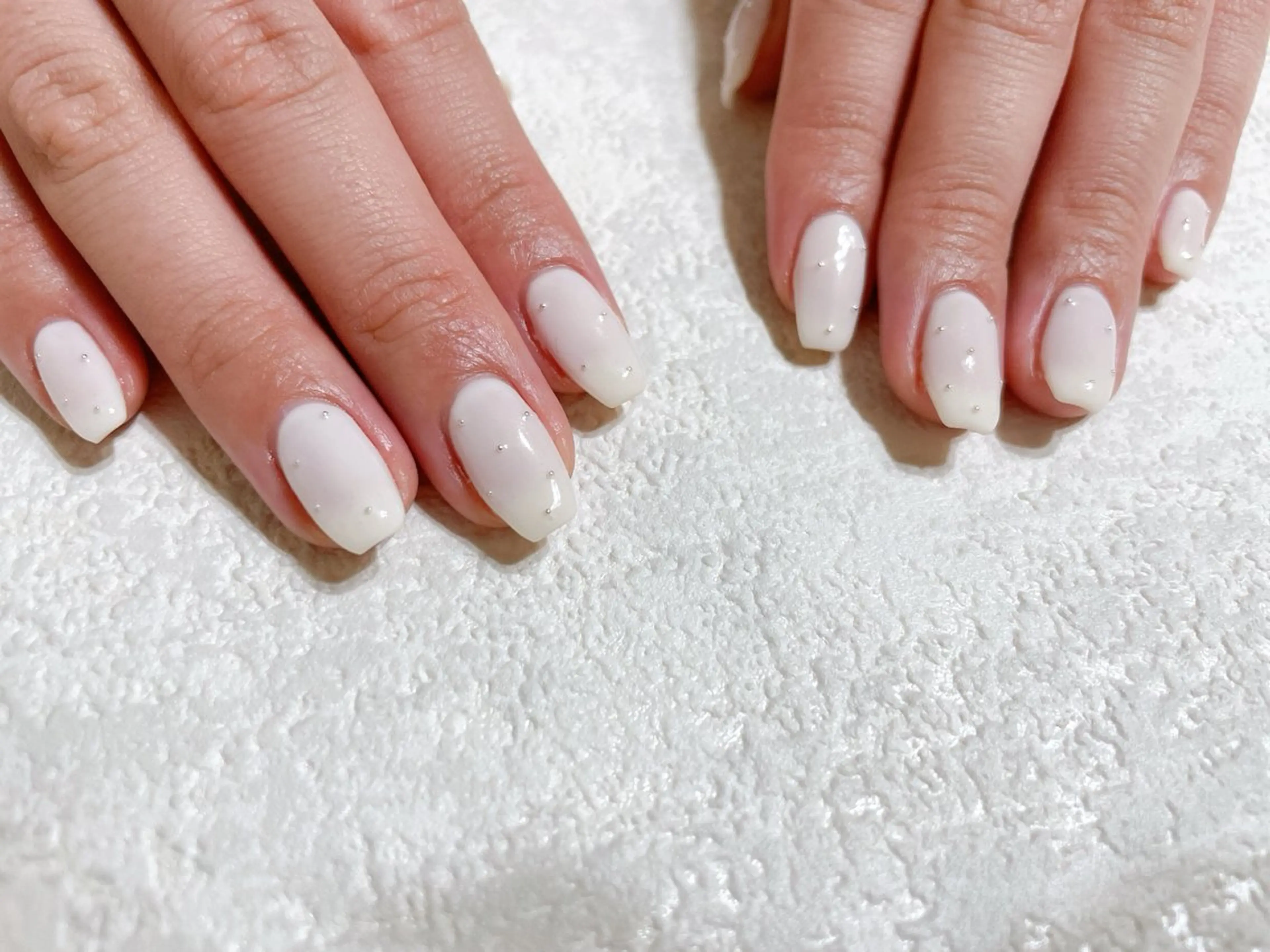 ネイル ジェルネイル 韓国ネイル パラジェル シルバー ホワイト kikinail 溝の口のネイルデザイン