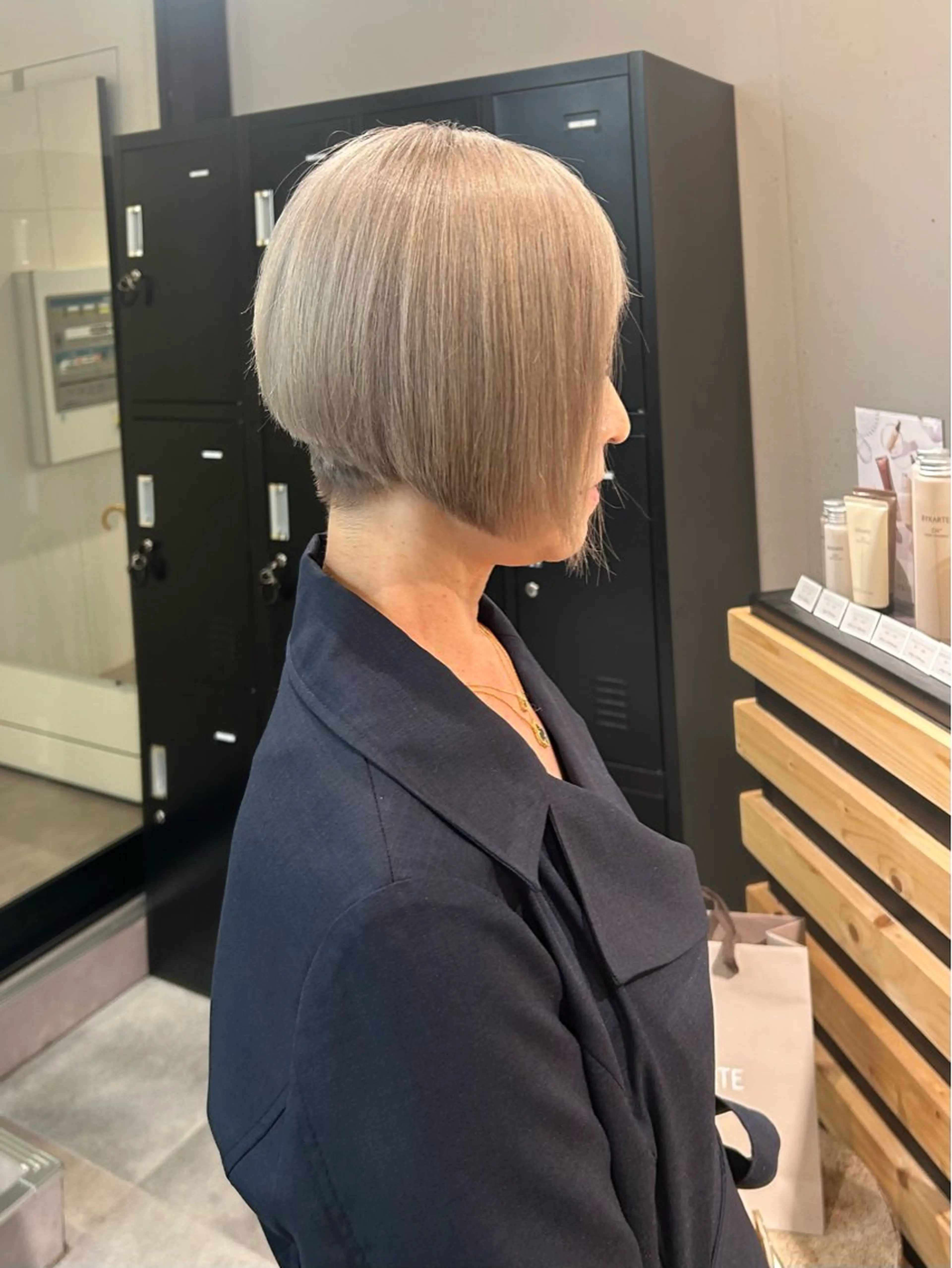 ショート カラー シルバー ヘアカラー トリートメント ウルフカット レイヤーカット上柿のヘアスタイル