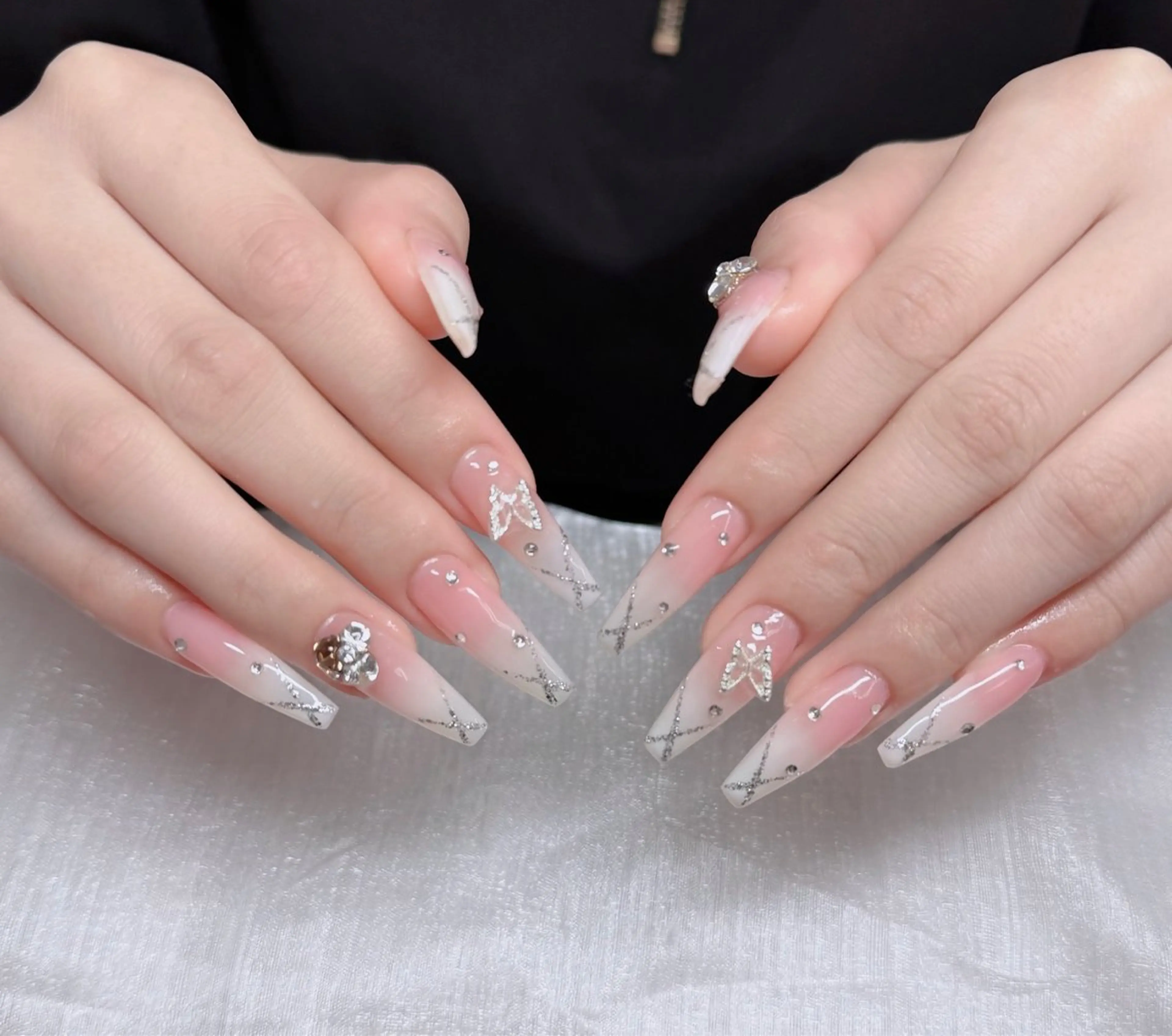 ネイル オーロラネイル フレンチネイル ジェルネイル ハロウィン キラキラネイル H.baby Nail Salonのネイルデザイン