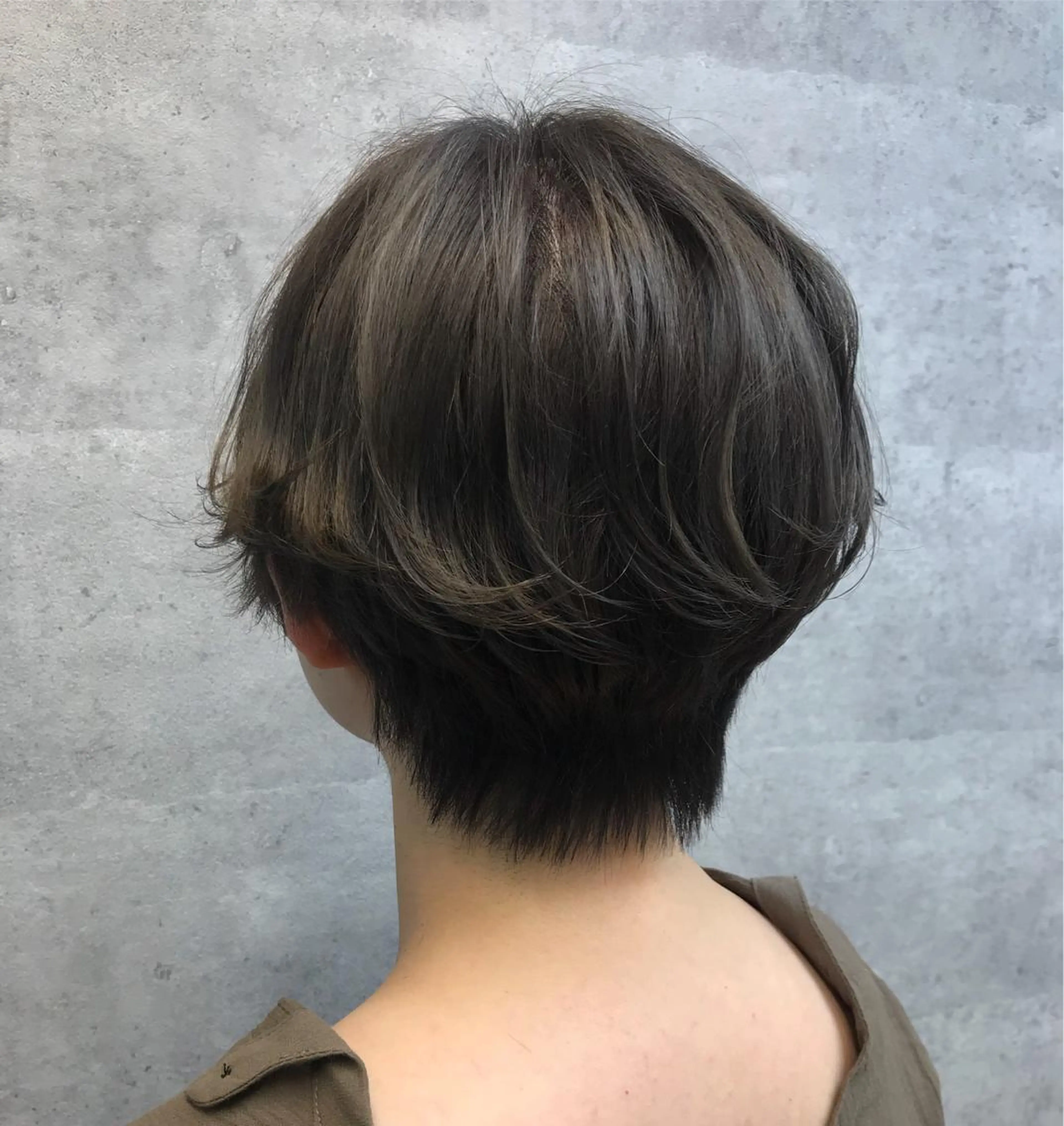 ショート カラー ブリーチ グレージュ ヘアカラー 今野 美栄のヘアスタイル