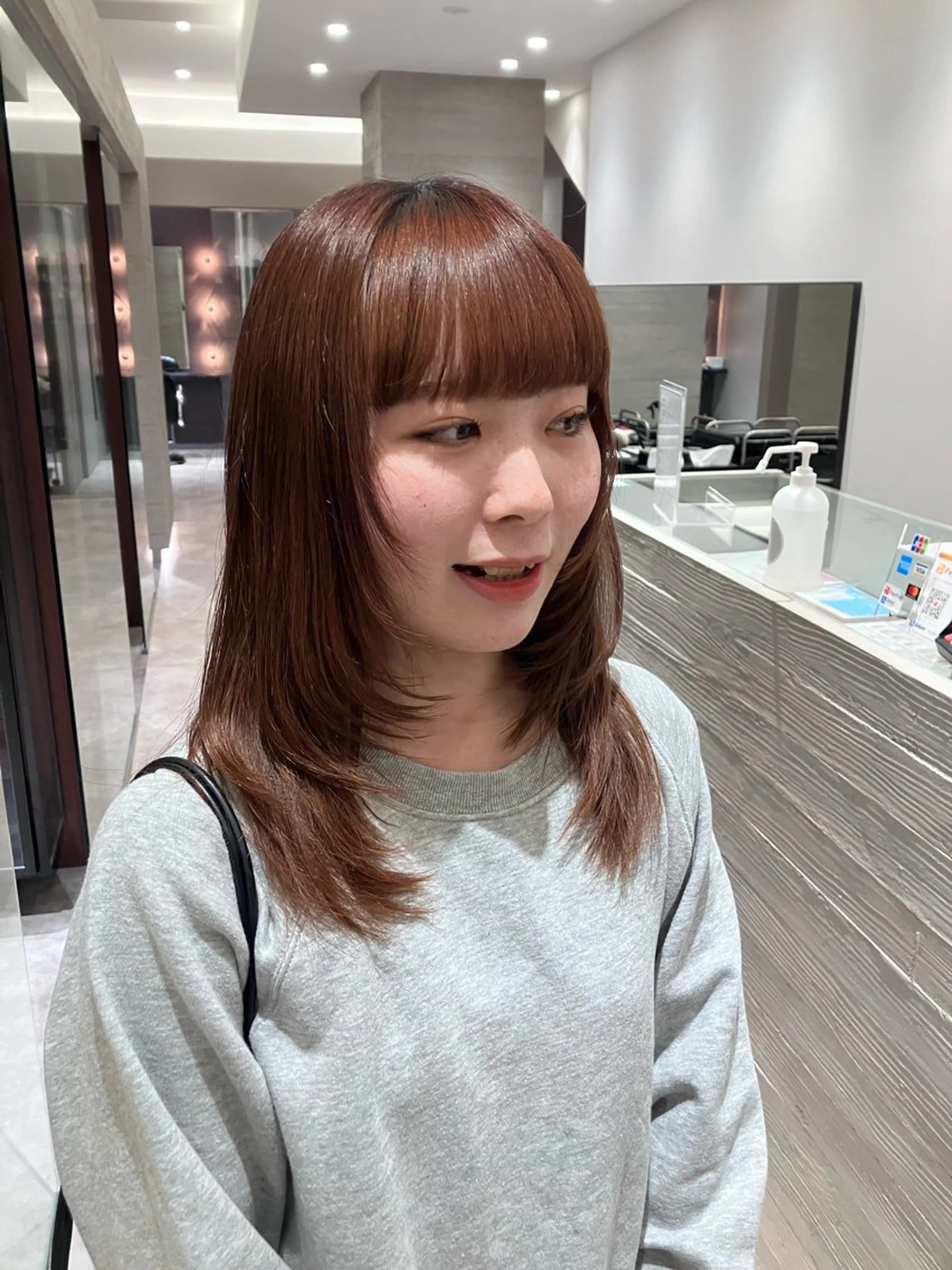 セミロング レイヤーカット サキ🤍ハイトーン 🩰くびれ巻きヘアのヘアスタイル