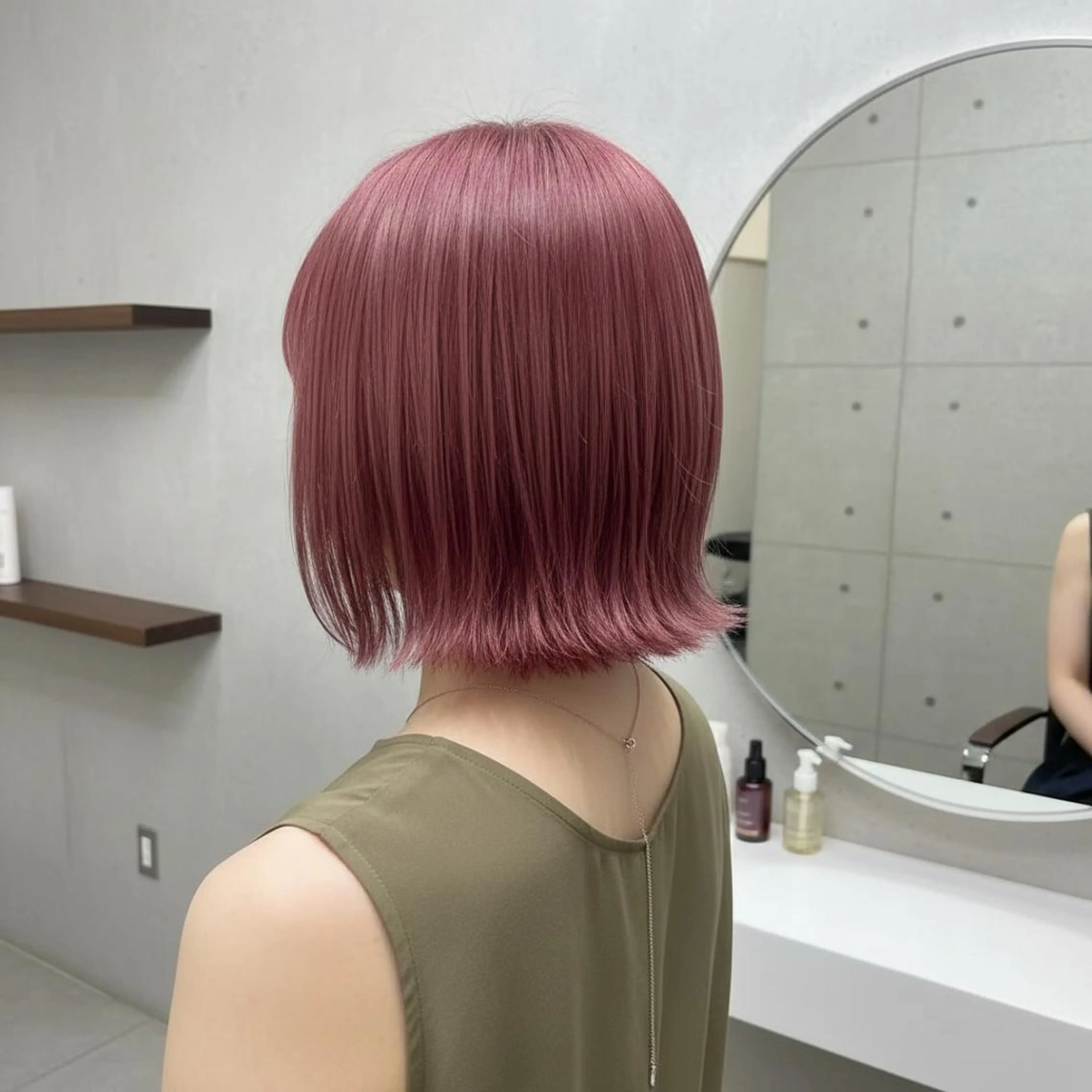 ミディアム 💕透明感赤味カラー ぱっつんボブ🩷のヘアスタイル