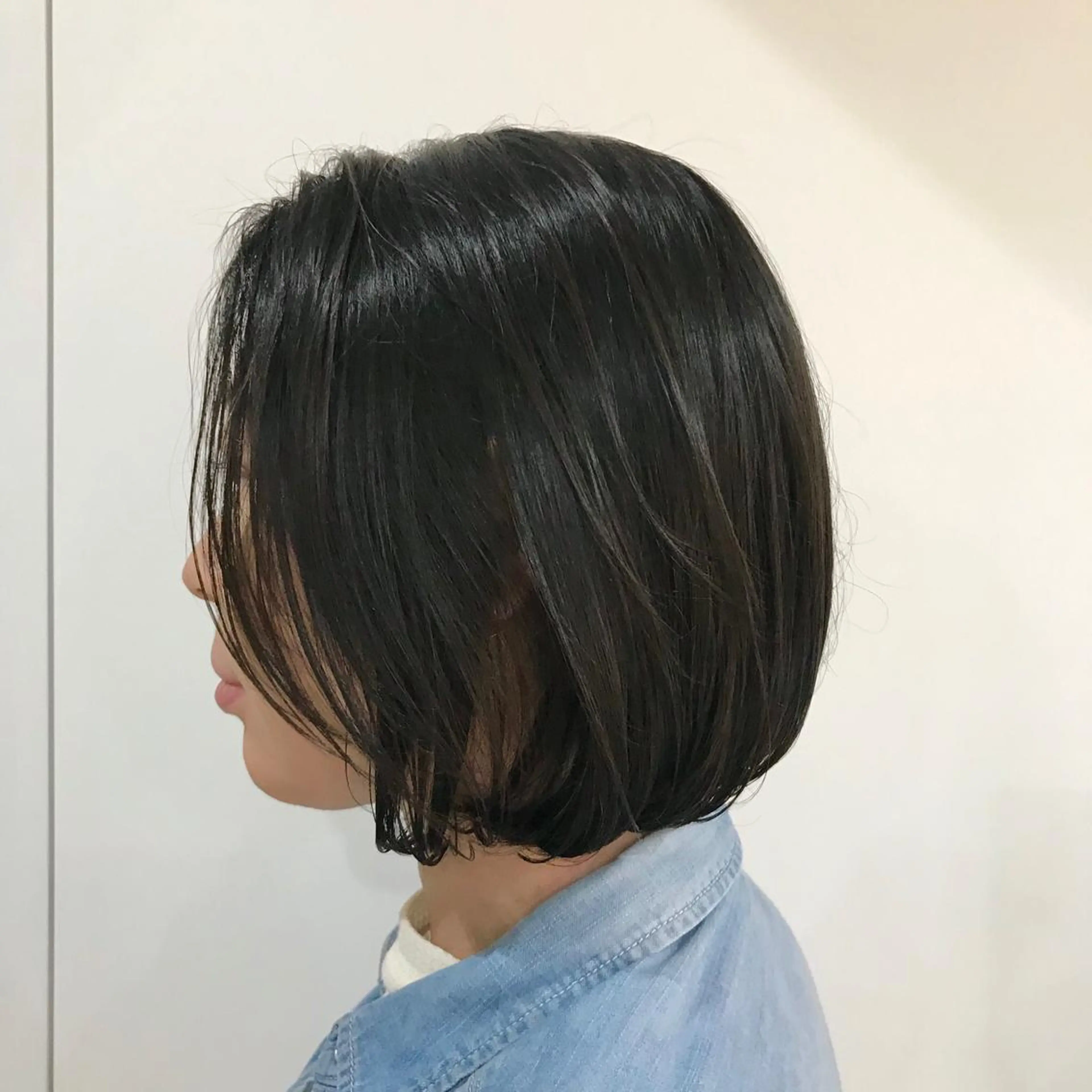 ショート ボブ くせ毛 オカダ ノゾミのヘアスタイル