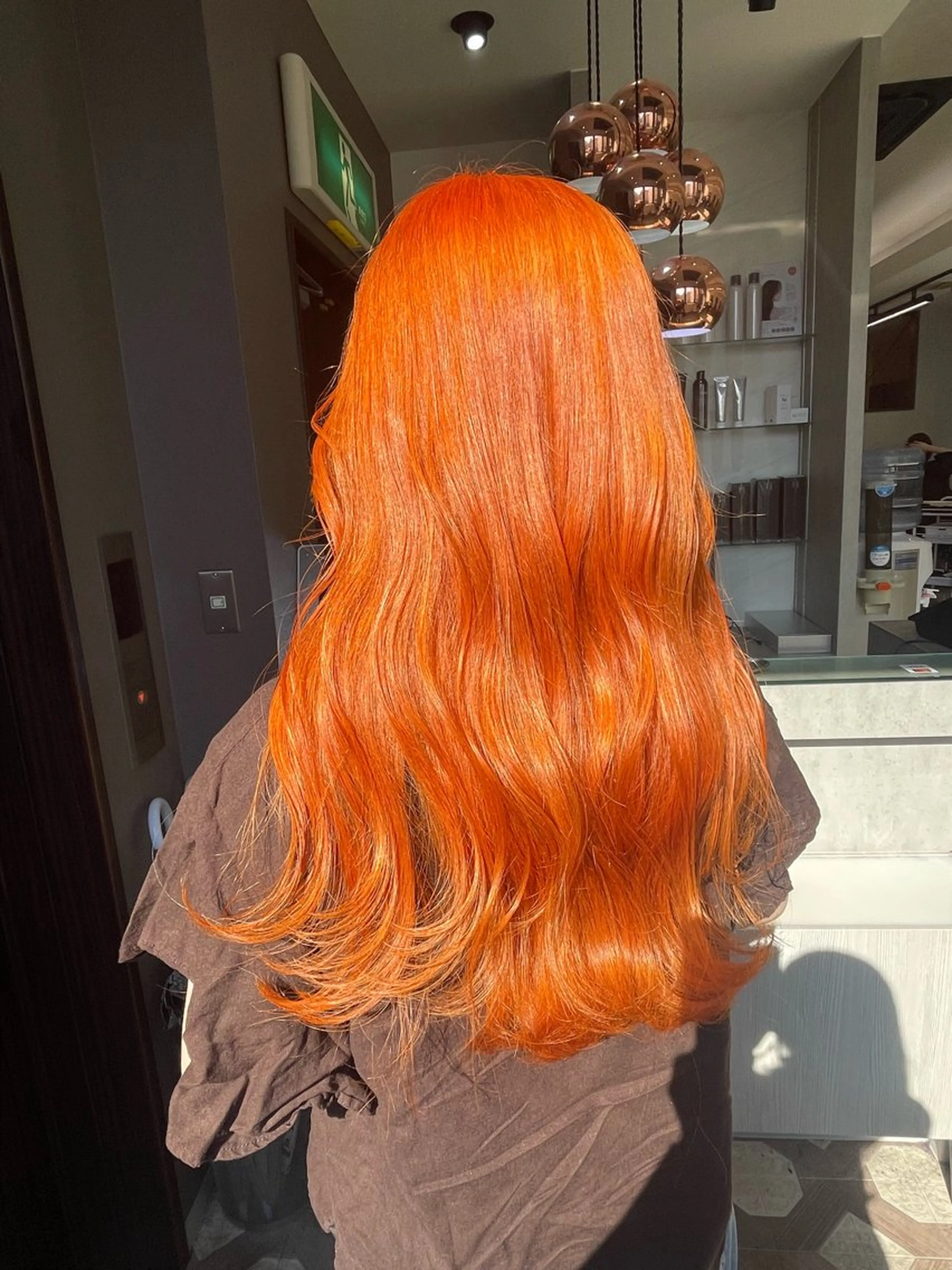 カラー オレンジ AIRI layer cut hairのヘアスタイル