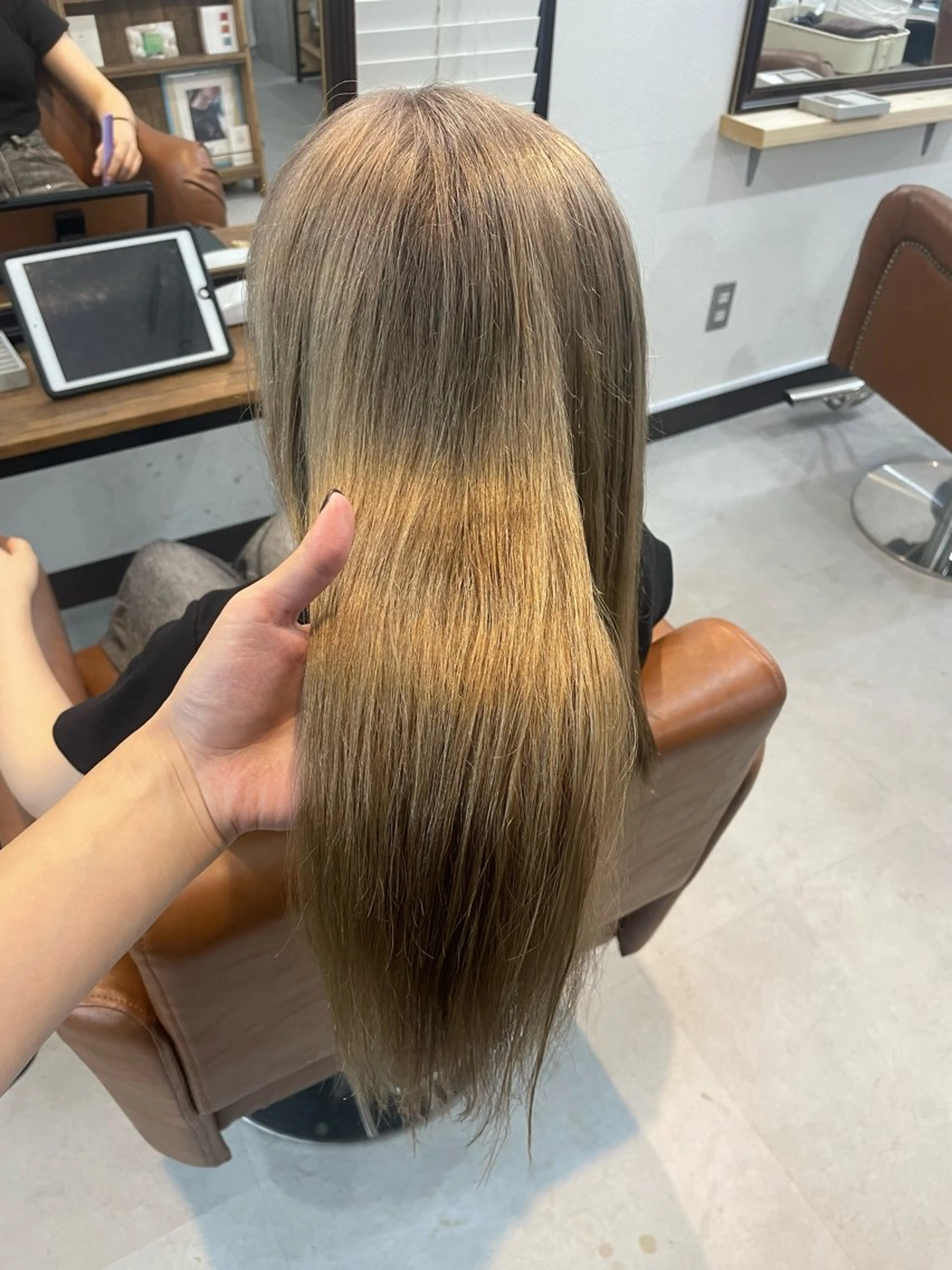 ロング カラー ブリーチ グレージュ トリートメント fenice natsumiのヘアスタイル