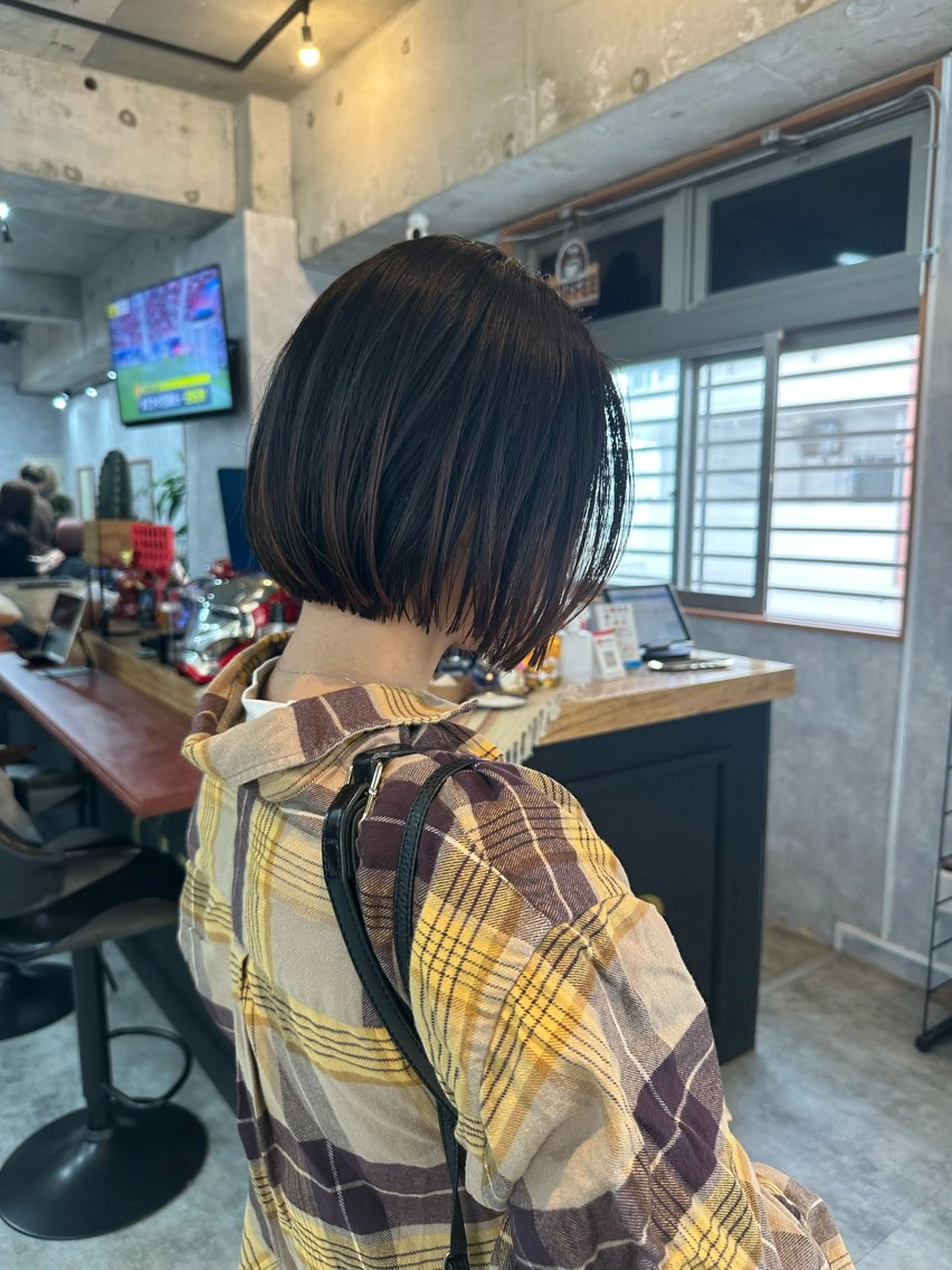 ショート 切りっぱなしボブ ショートボブ ハンサムショート 丸みショート ボブ カット 縮毛矯正 トリートメント モテ髪/ボブ/ショー ト/アダチフウトのヘアスタイル