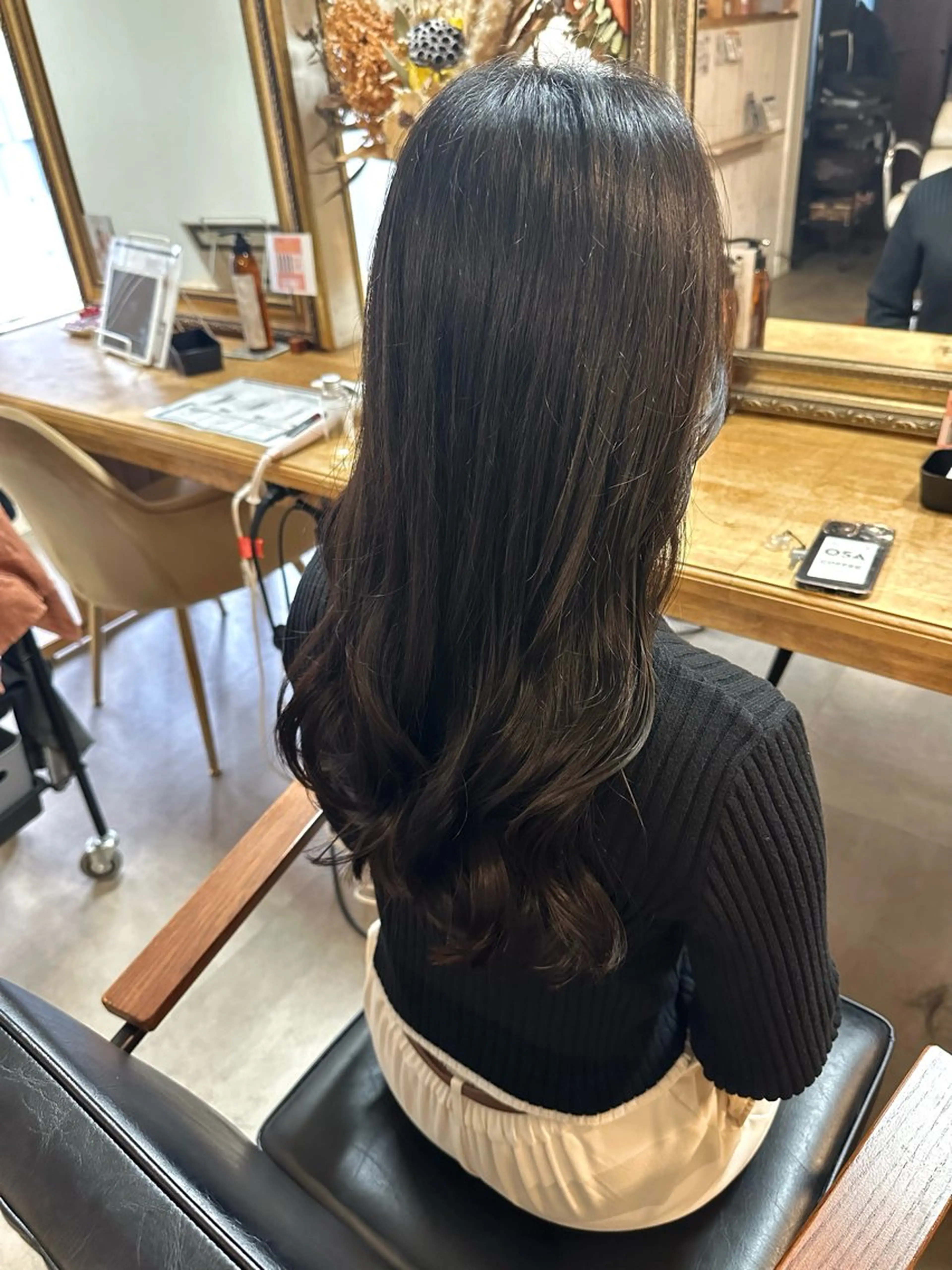 ロング カラー 透明感カラー ダークグレー ダークグレージュ グレージュ いけだ　ひかり ハイライトくびれヘアのヘアスタイル
