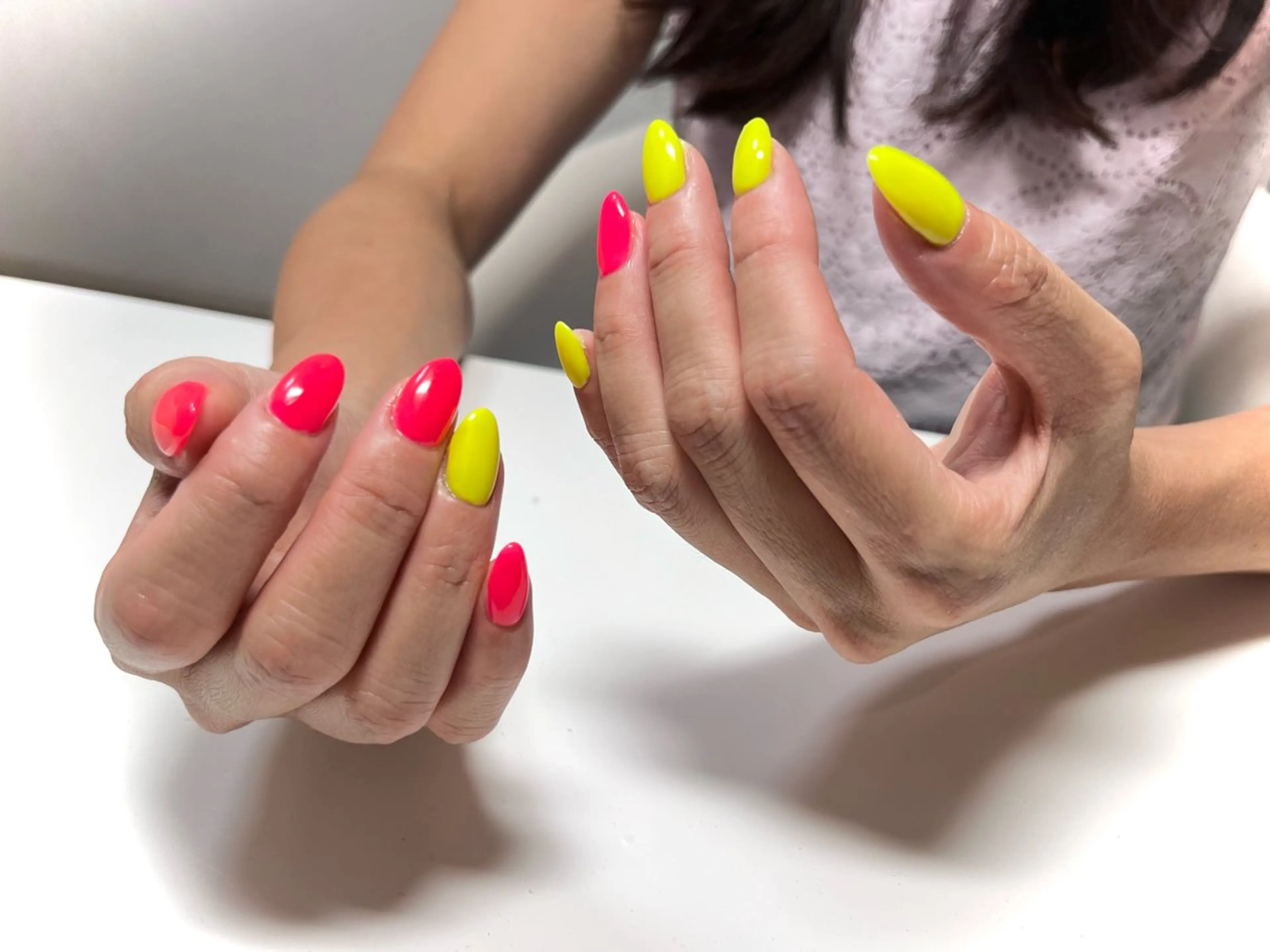 ネイル ジェルネイル パラジェル ピンク 夏ネイル 黄色 ハンドネイル himitsukichi所属・himitsu kichiのネイルデザイン